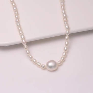 11 mm Freshwater Cultured White Pearl Pendant & Rice-Shaped Pearl Necklace