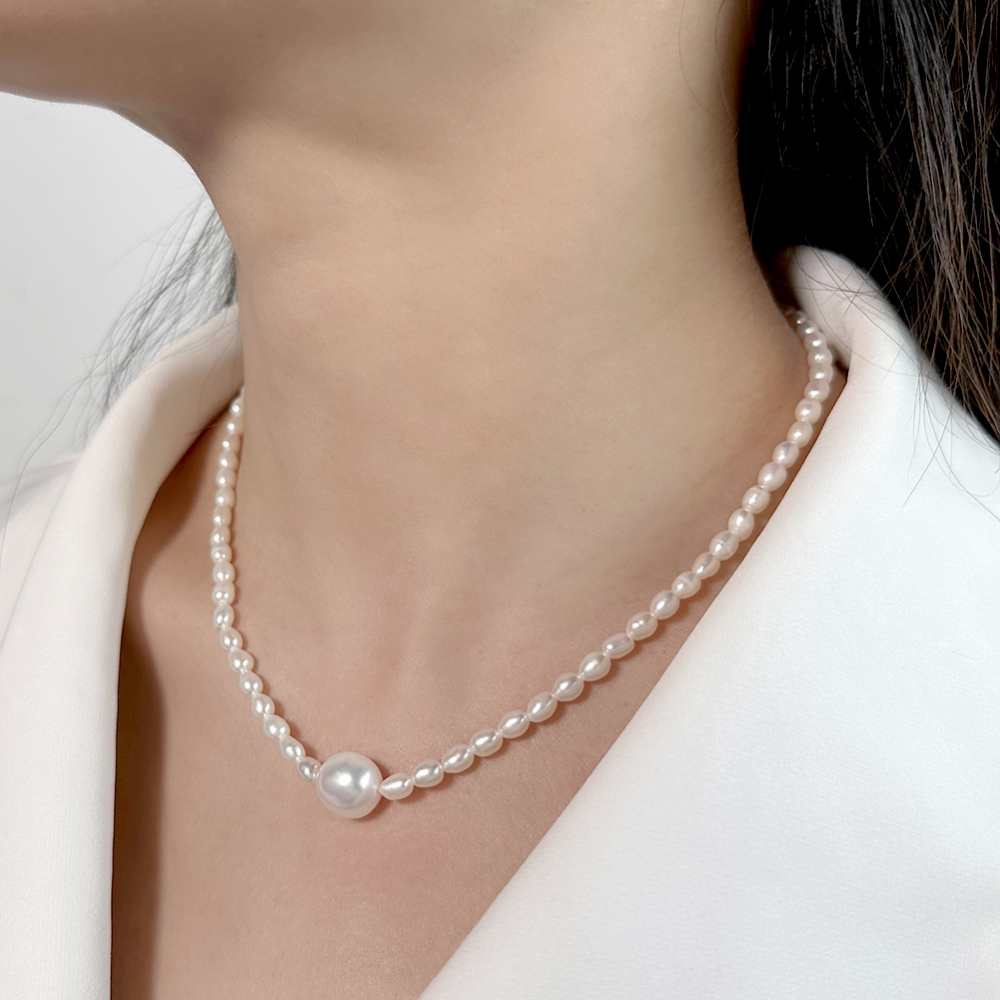 11 mm Freshwater Cultured White Pearl Pendant & Rice-Shaped Pearl Necklace