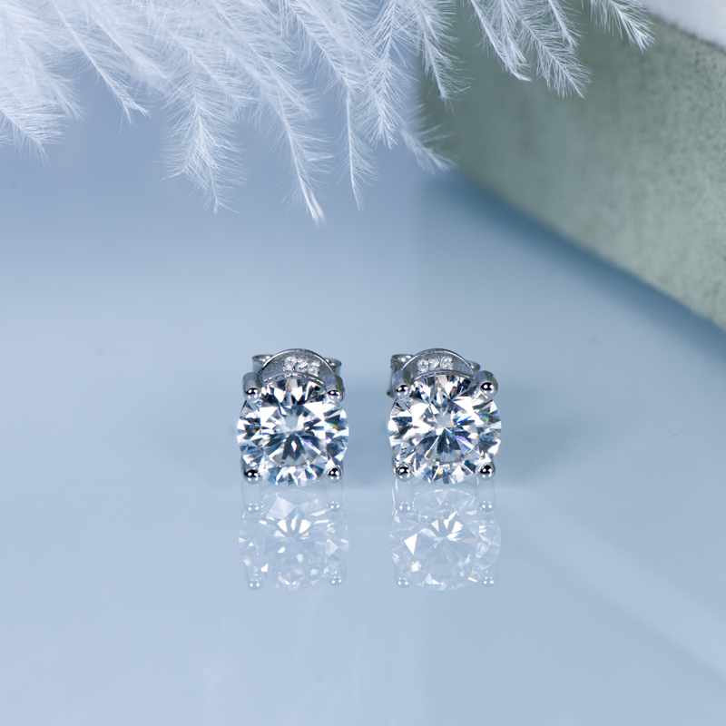Classic 4-Prong Moissanite Stud Earrings - VVS Round Cut