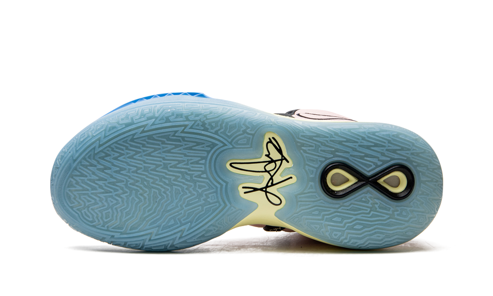 Kyrie Infinity "Valentine's Day" DH5385 900