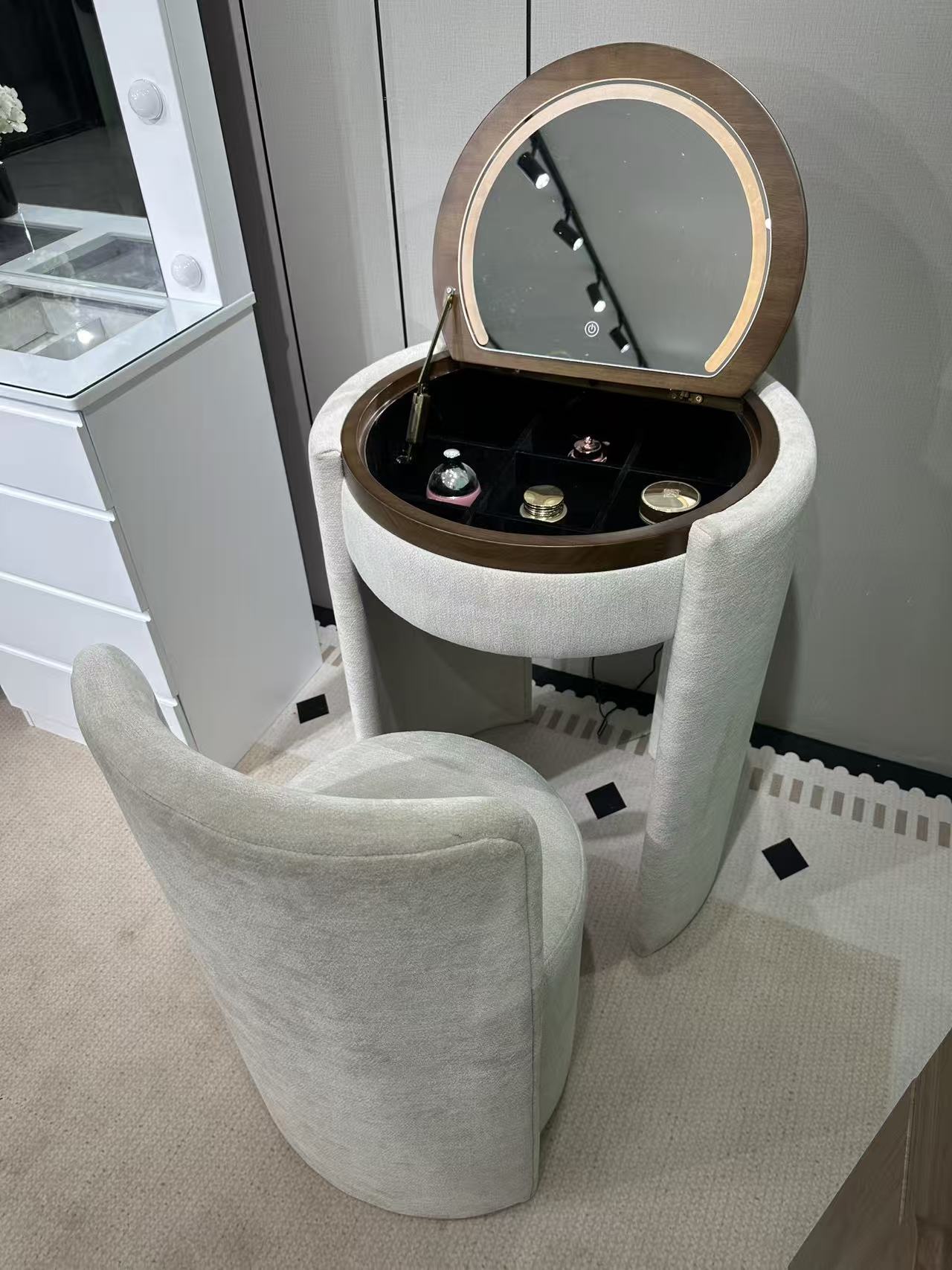 Round Flip-Top Dressing Table B