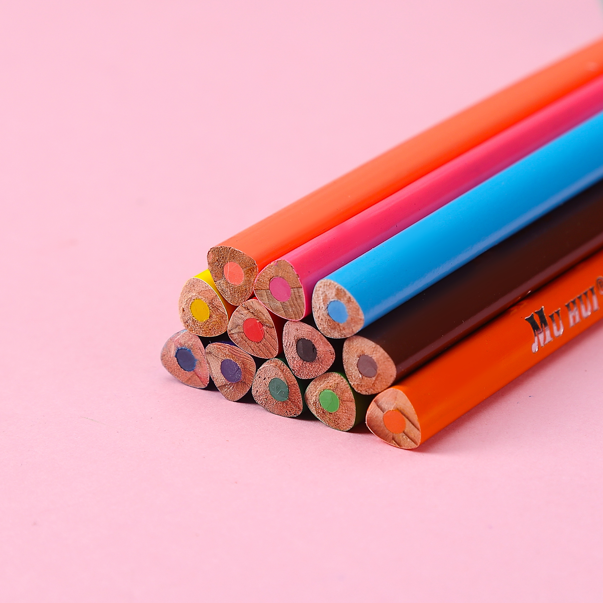 Muhui 12 color triangular pole softened wood advanced core children's writing and painting color lead cartoon animal color box packaging