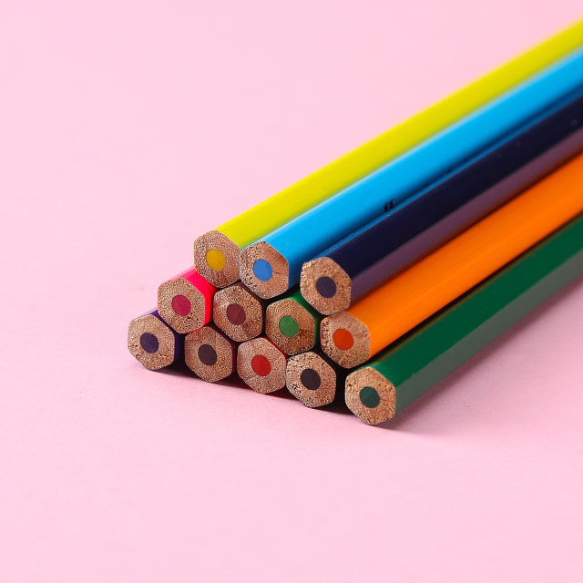 Caja de madera de álamo hexagonal de 12 colores Muhui para escribir y pintar para niños con cuatro colores de dinosaurios de dibujos animados