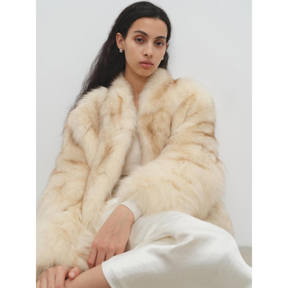 Imported Blue Fox Cinnamon Blending Cream for Hair Coloring V-neck short fur coat made of fox fur and fur leather Women's style.