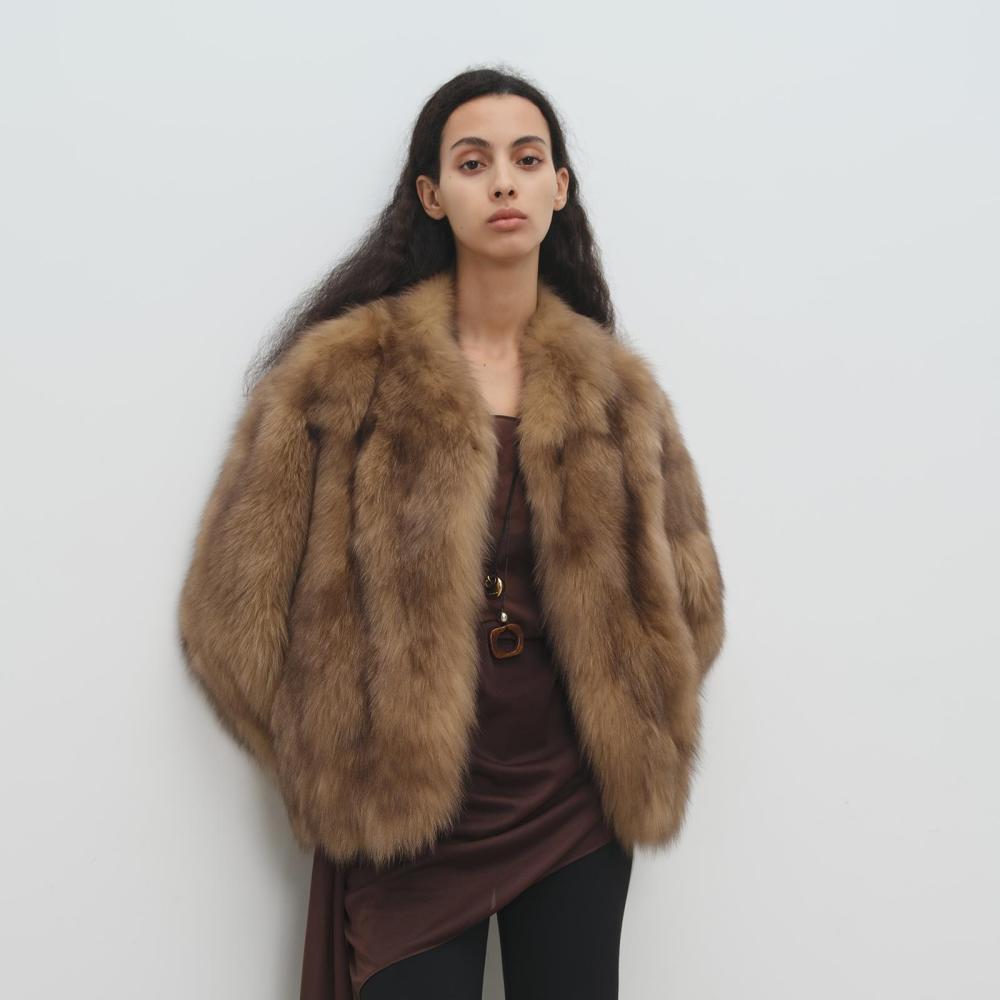 Imported Blue Fox Cinnamon Blending Cream for Hair Coloring V-neck short fur coat made of fox fur and fur leather Women's style.