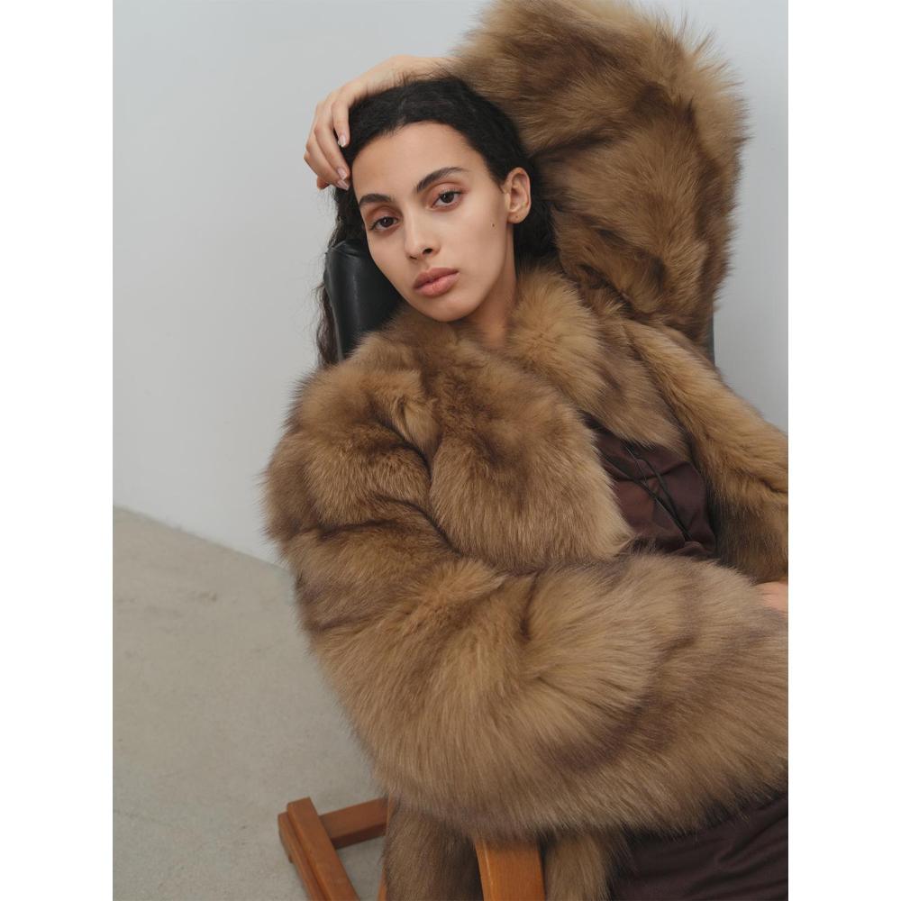 Imported Blue Fox Cinnamon Blending Cream for Hair Coloring V-neck short fur coat made of fox fur and fur leather Women's style.