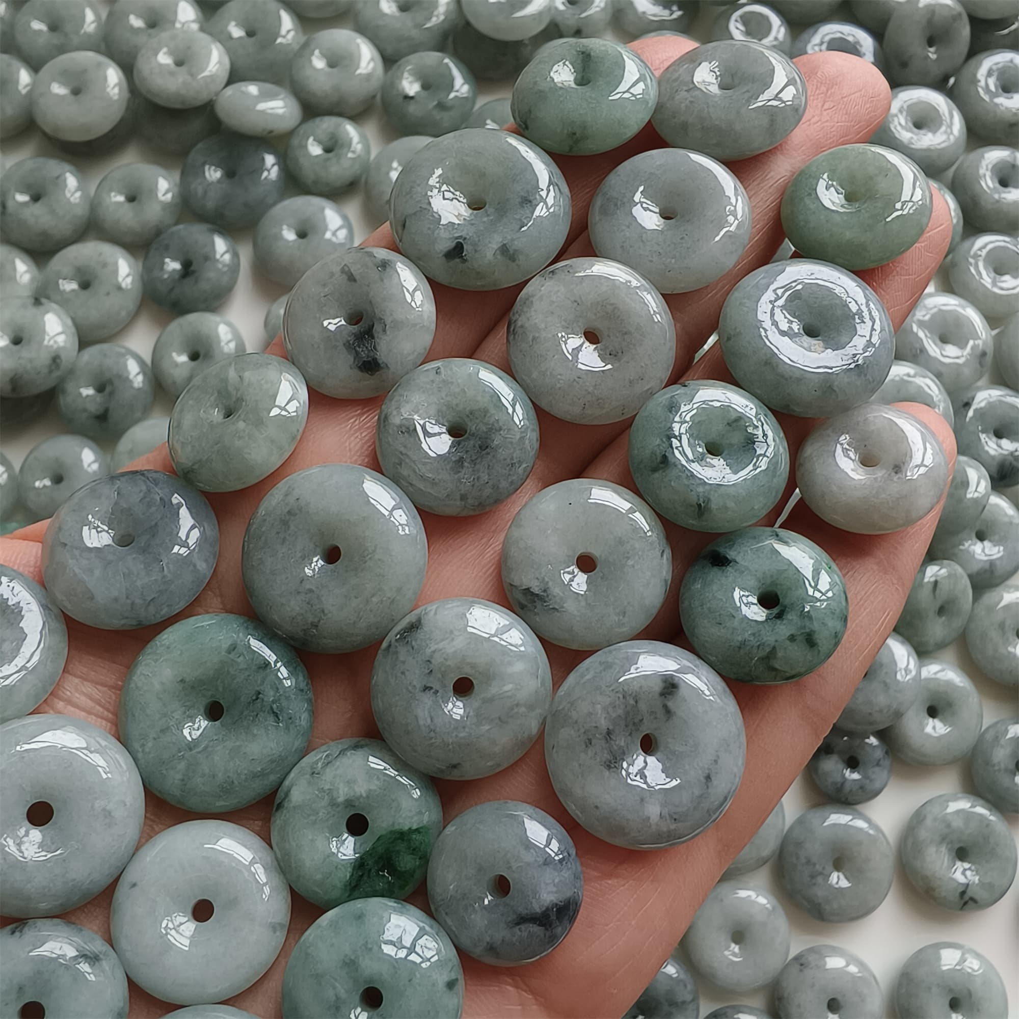 DDP 10pcs 14-17mm Natural Certificated Type A Untreated Green Black Chicken Species Burmese Jadeite Safety Buckle Beads