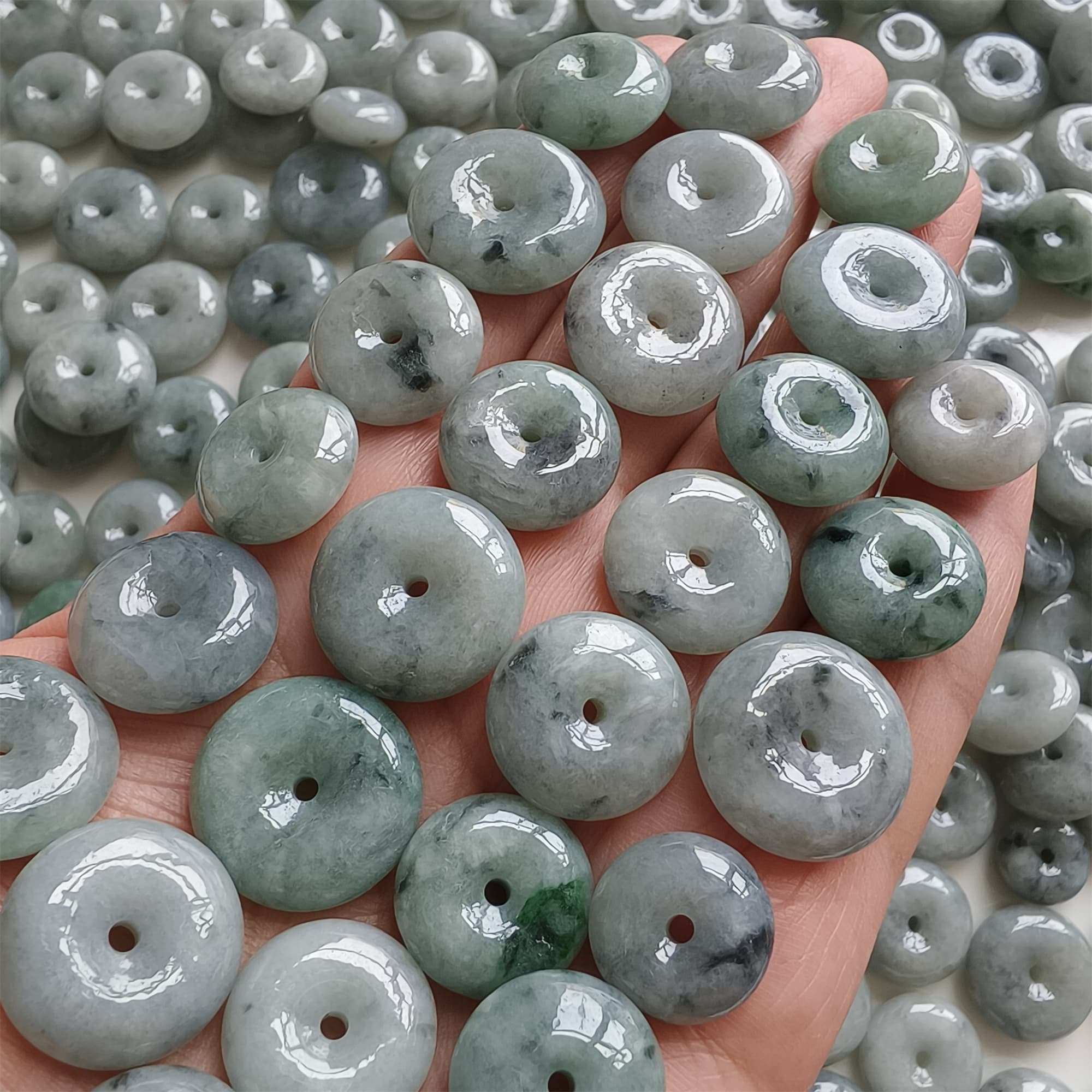 DDP 10pcs 14-17mm Natural Certificated Type A Untreated Green Black Chicken Species Burmese Jadeite Safety Buckle Beads