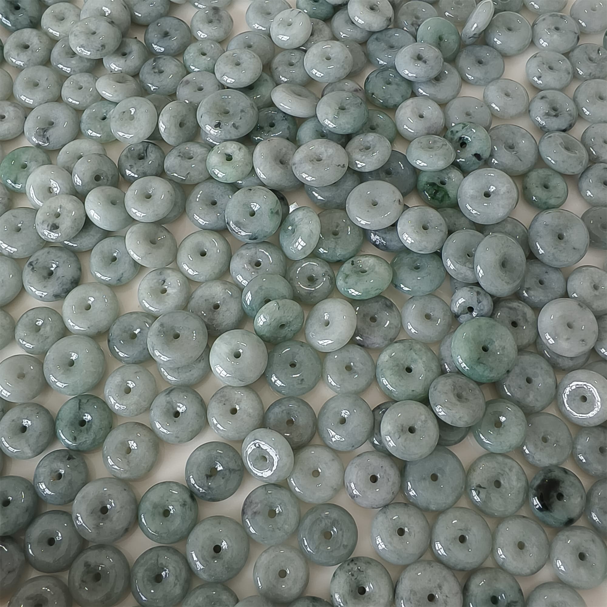 DDP 10pcs 14-17mm Natural Certificated Type A Untreated Green Black Chicken Species Burmese Jadeite Safety Buckle Beads