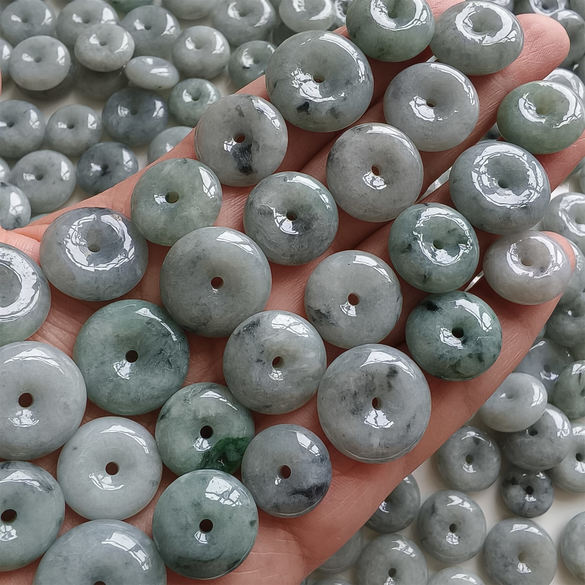 DDP 10pcs 14-17mm Natural Certificated Type A Untreated Green Black Chicken Species Burmese Jadeite Safety Buckle Beads