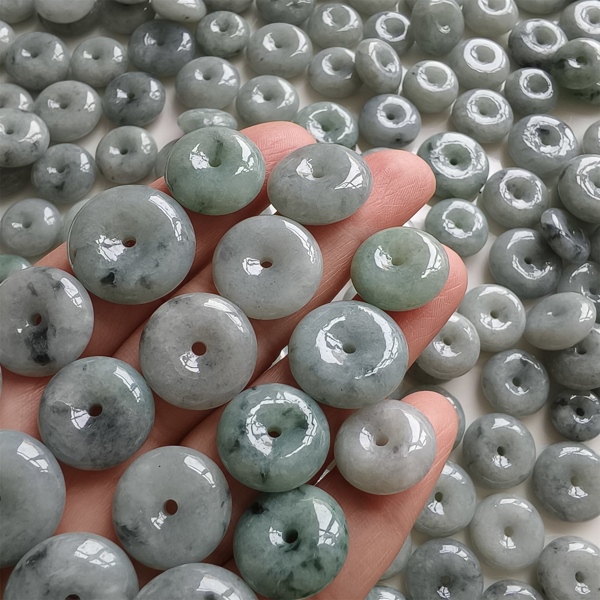 DDP 10pcs 14-17mm Natural Certificated Type A Untreated Green Black Chicken Species Burmese Jadeite Safety Buckle Beads