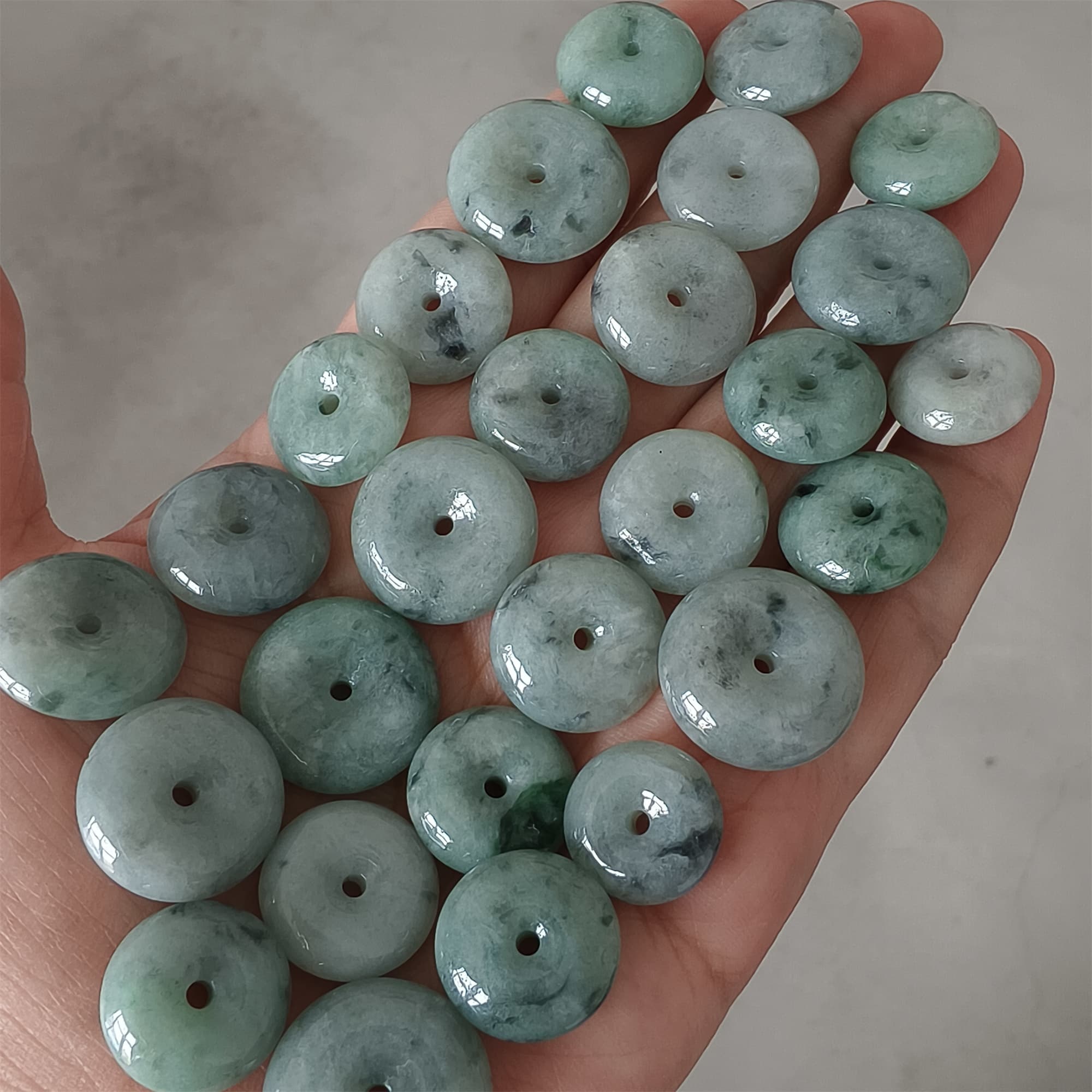 DDP 10pcs 14-17mm Natural Certificated Type A Untreated Green Black Chicken Species Burmese Jadeite Safety Buckle Beads