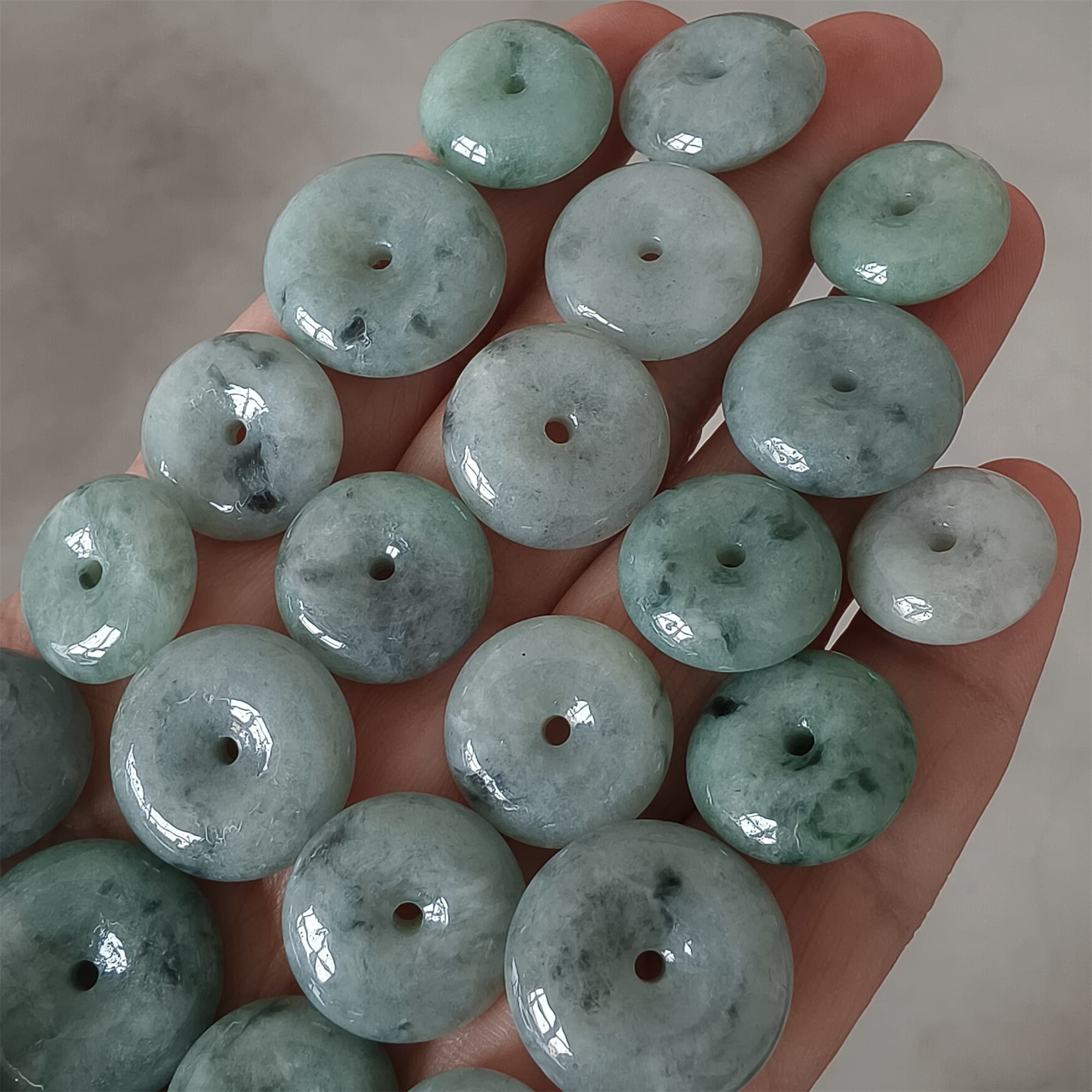 DDP 10pcs 14-17mm Natural Certificated Type A Untreated Green Black Chicken Species Burmese Jadeite Safety Buckle Beads
