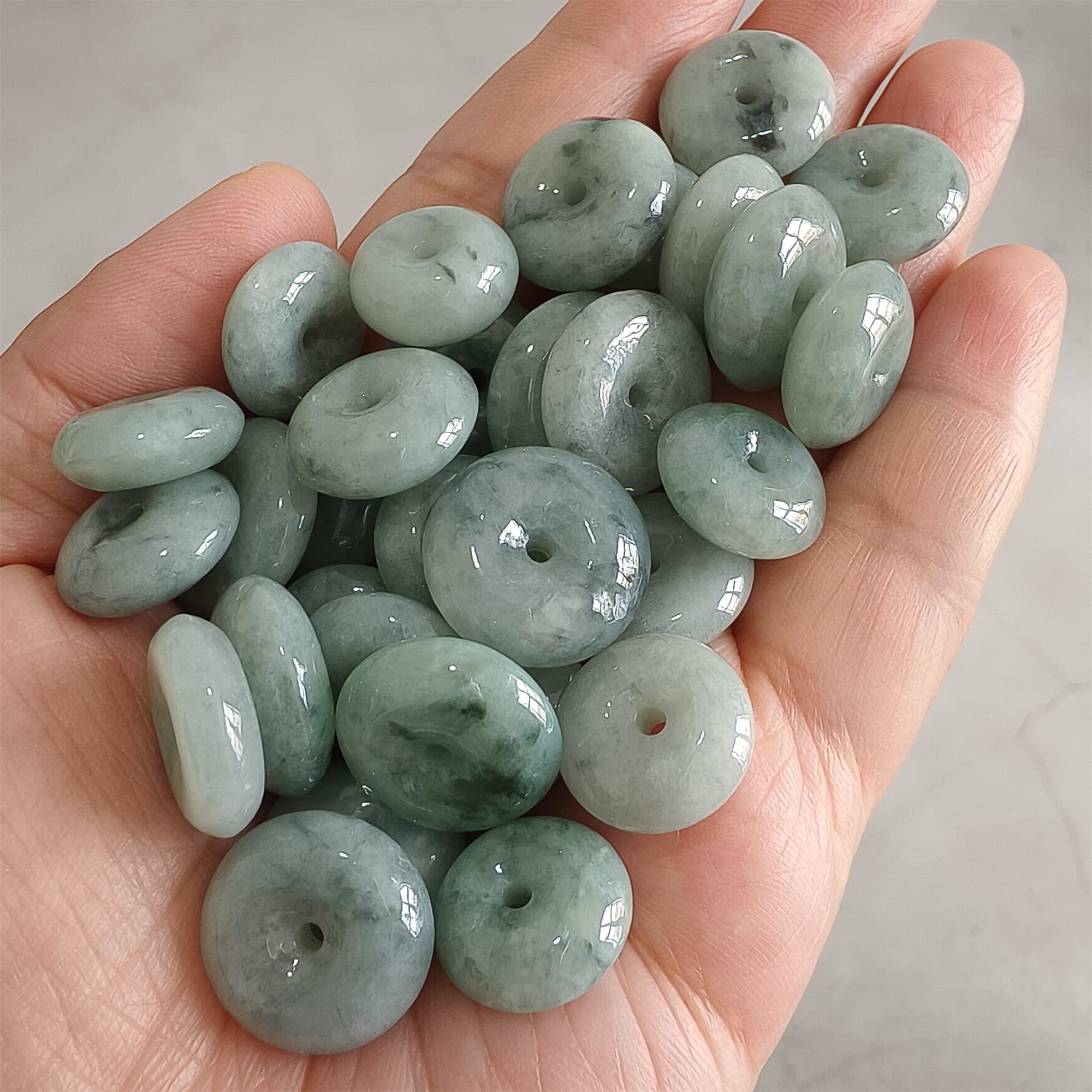DDP 10pcs 14-17mm Natural Certificated Type A Untreated Green Black Chicken Species Burmese Jadeite Safety Buckle Beads