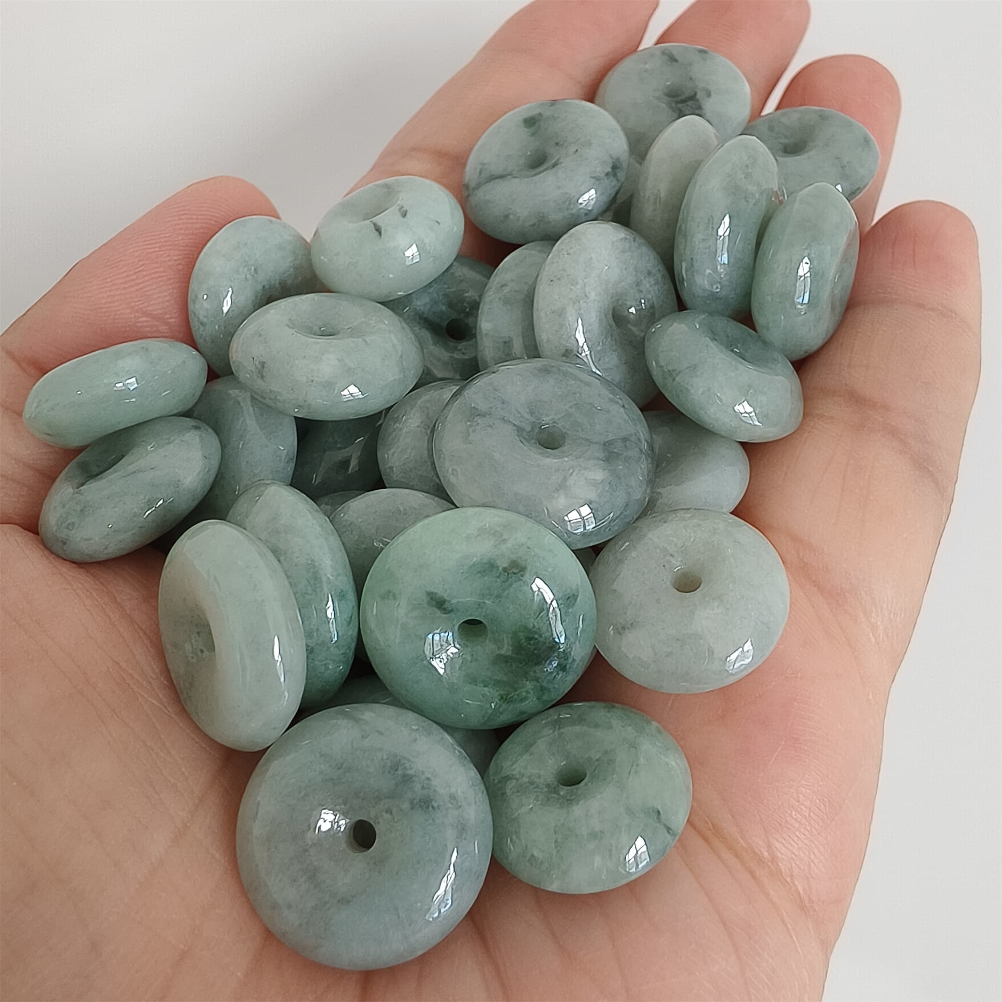 DDP 10pcs 14-17mm Natural Certificated Type A Untreated Green Black Chicken Species Burmese Jadeite Safety Buckle Beads