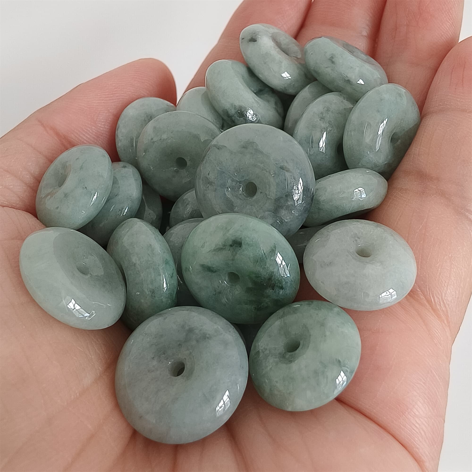 DDP 10pcs 14-17mm Natural Certificated Type A Untreated Green Black Chicken Species Burmese Jadeite Safety Buckle Beads