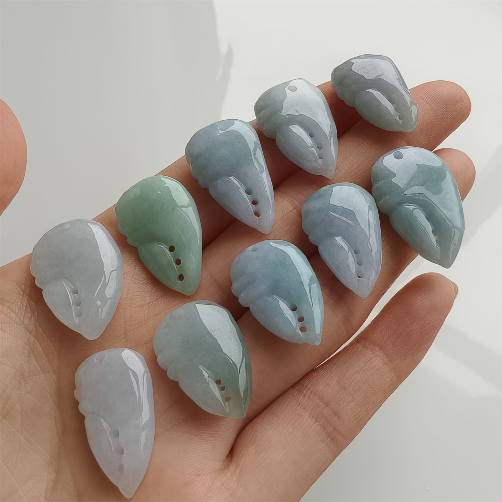 DDP 2pcs 21.5-24mm Natural Certificated Type A Icy Green White Burmese Jadeite Crab Claw Beads