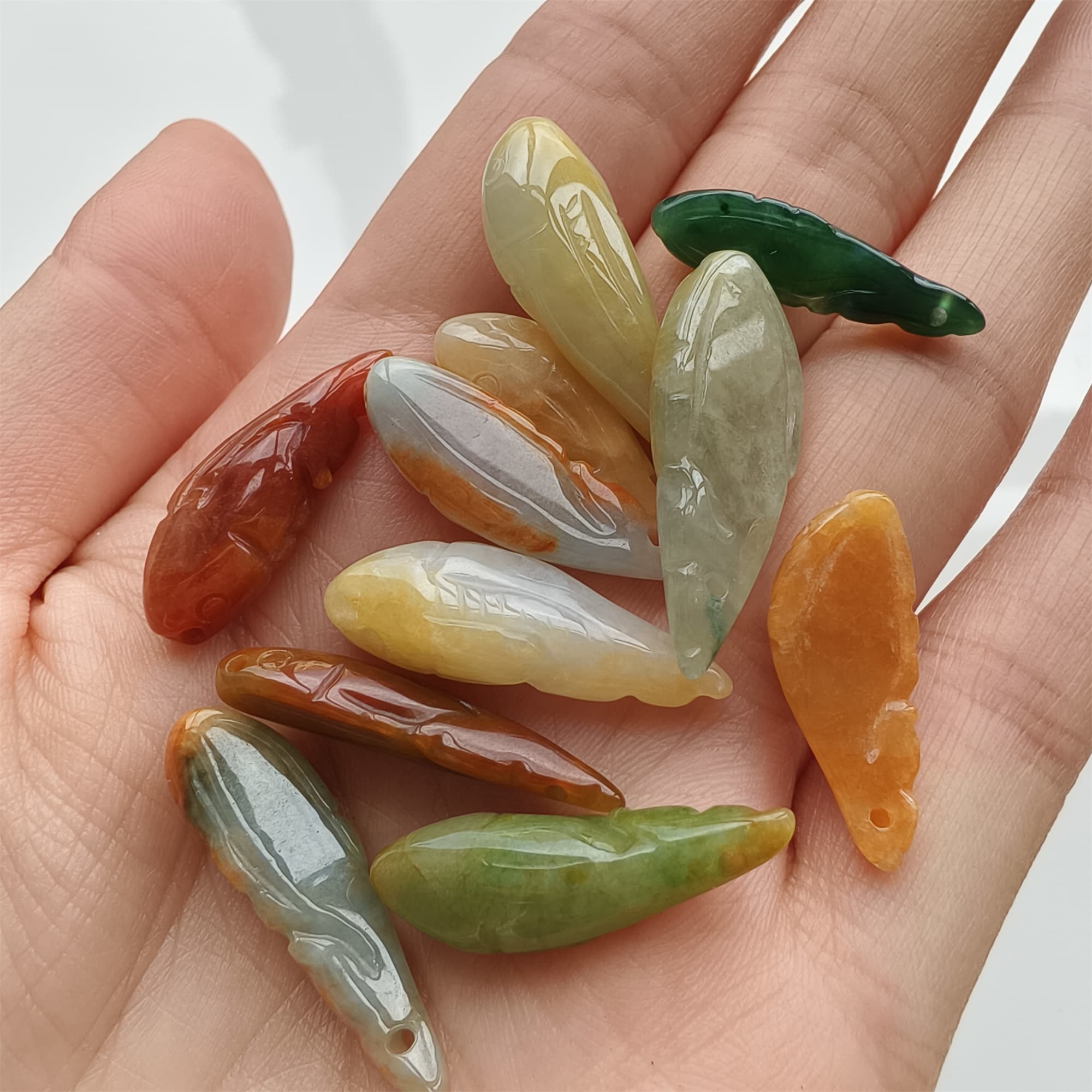 DDP 2pcs 21-28mm Natural Multi Color Burmese Jadeite Fish Beads
