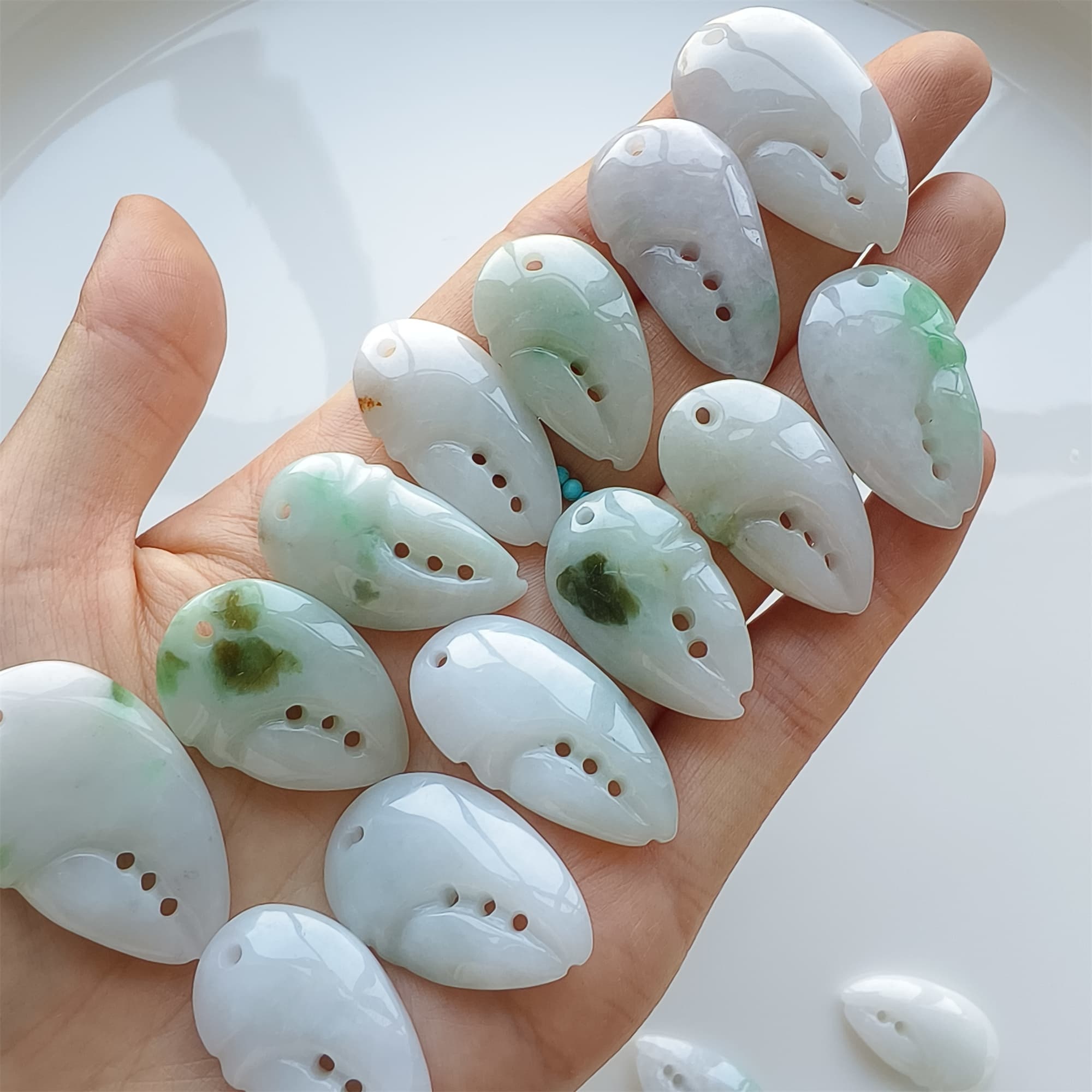 DDP 2pcs 24.5-34mm Natural Certificated Type A Icy Green White Burmese Jadeite Crab Claw Beads