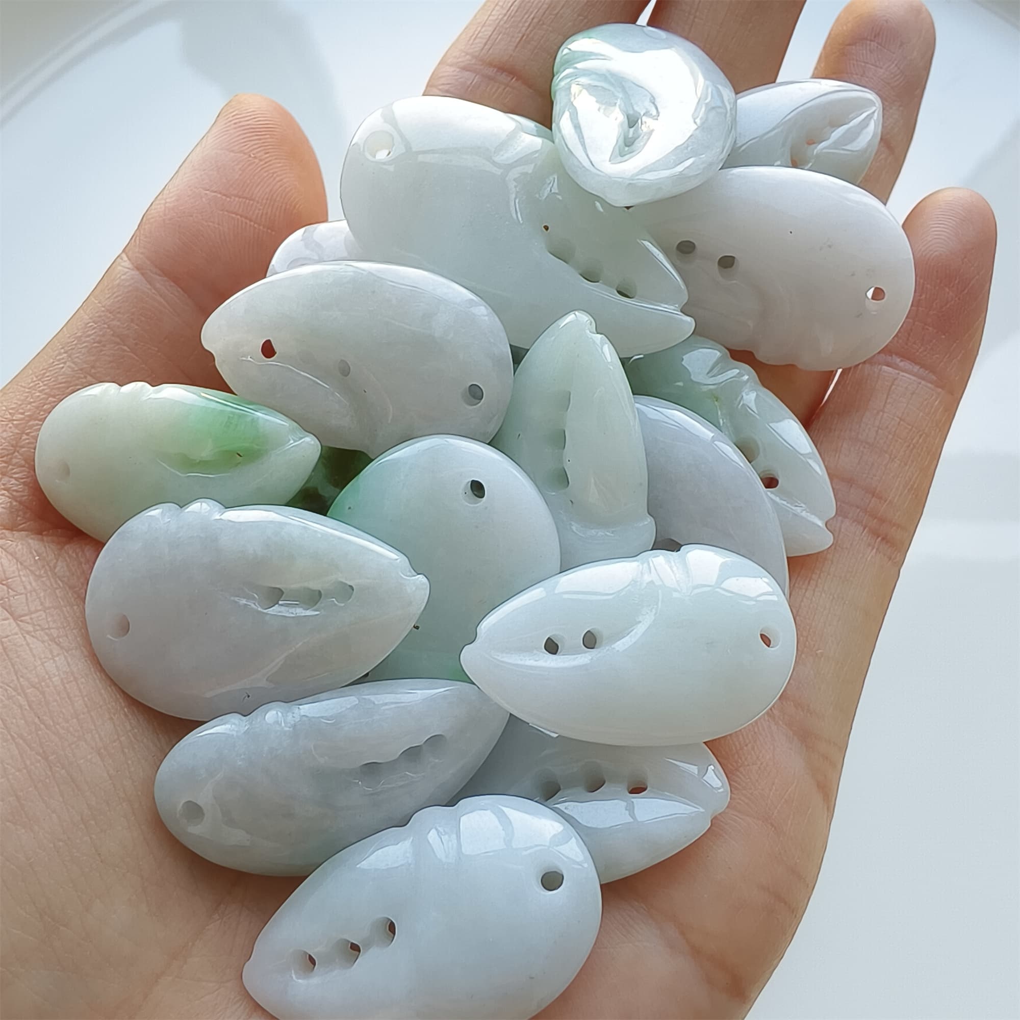 DDP 2pcs 24.5-34mm Natural Certificated Type A Icy Green White Burmese Jadeite Crab Claw Beads
