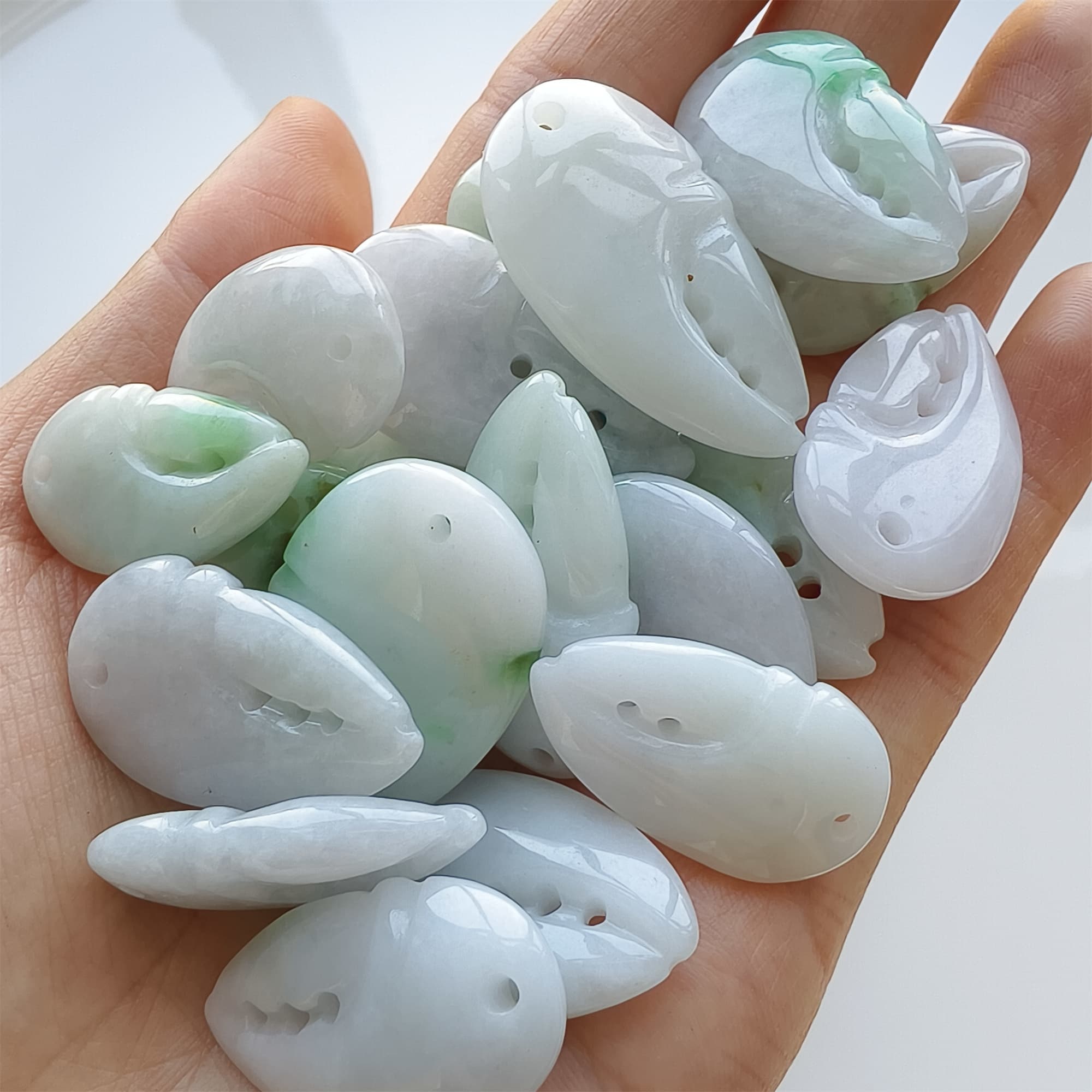 DDP 2pcs 24.5-34mm Natural Certificated Type A Icy Green White Burmese Jadeite Crab Claw Beads