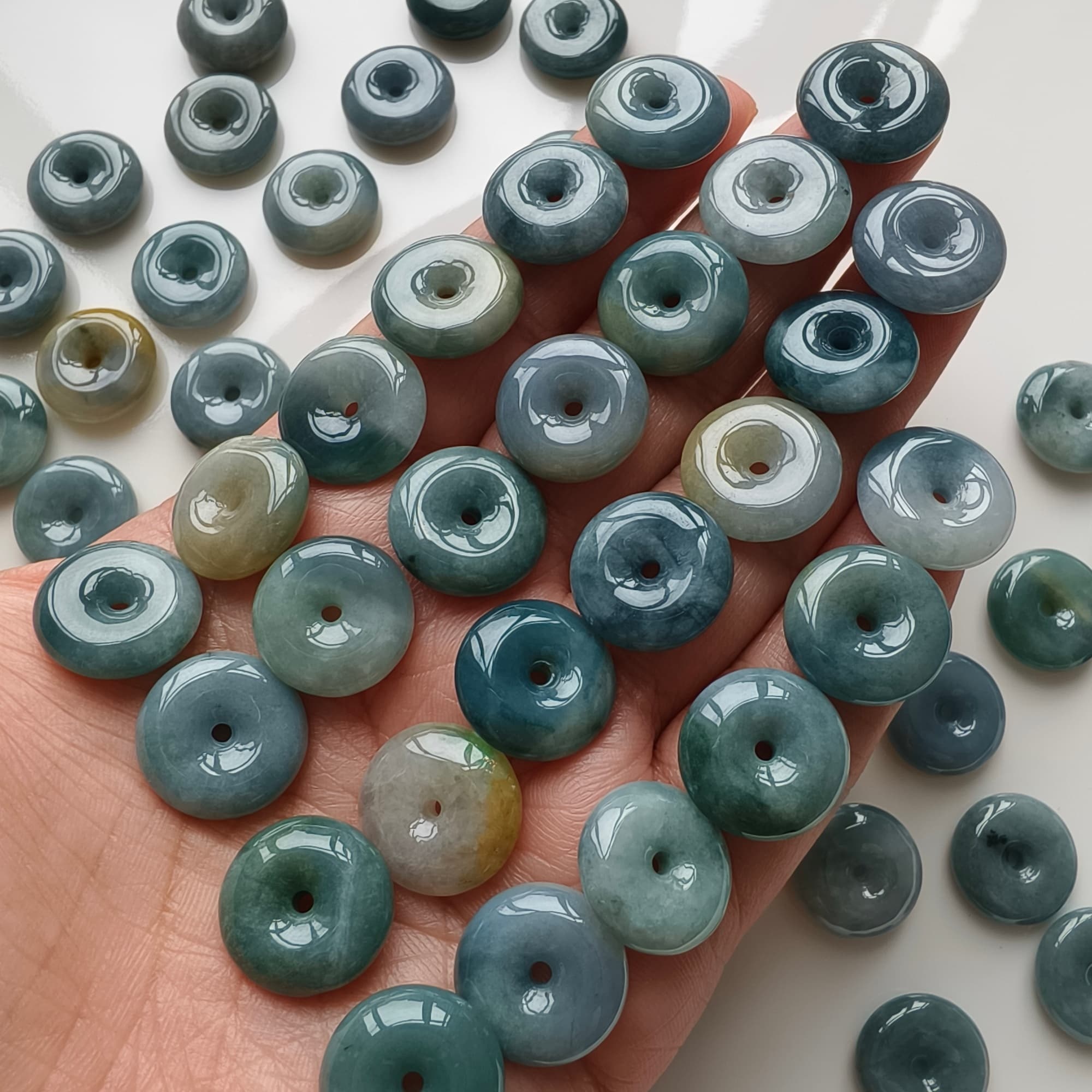 DDP 5pcs 15.5-16mm Natural Type A Blue Yellow Guatemalan Jadeite Safety Buckle Beads