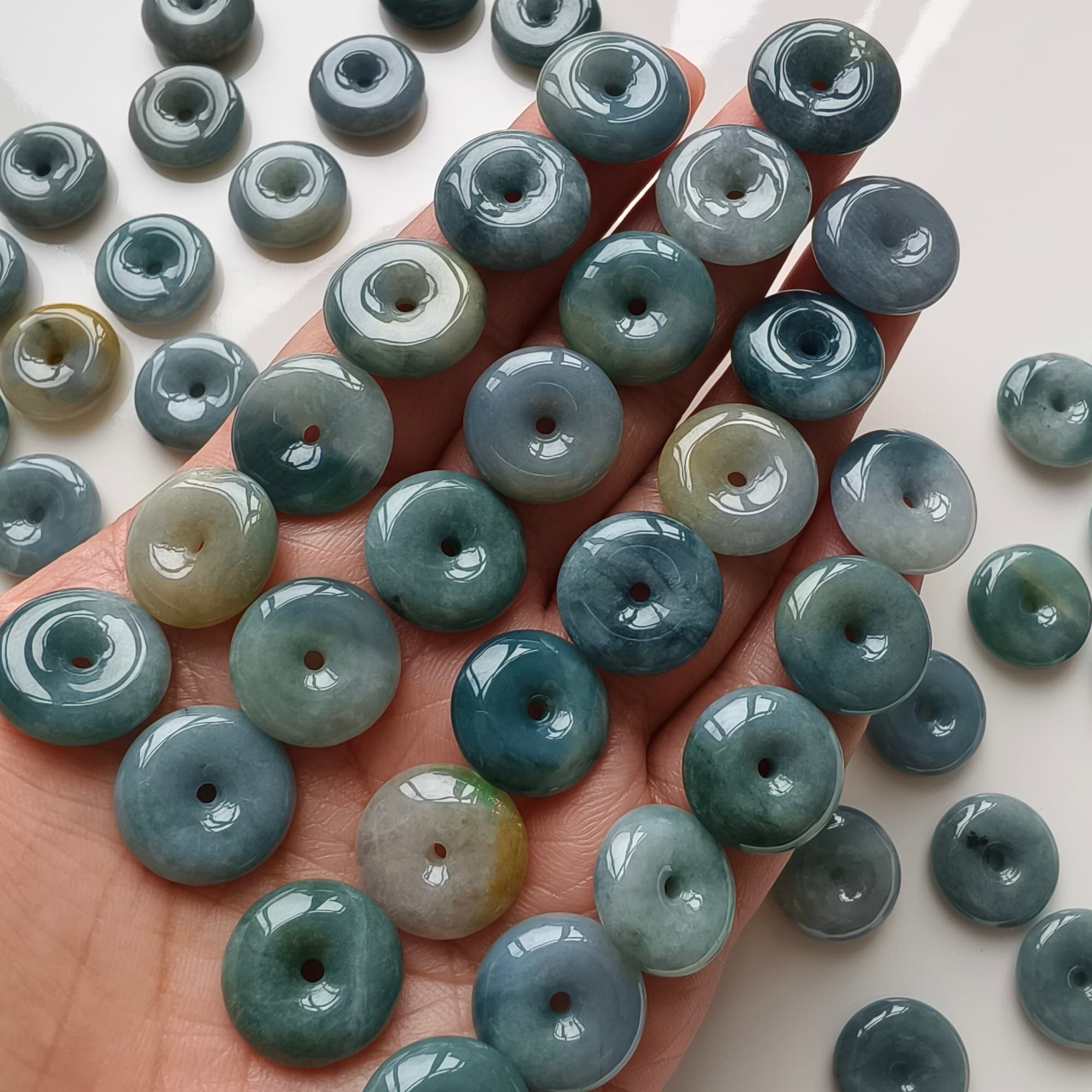 DDP 5pcs 15.5-16mm Natural Type A Blue Yellow Guatemalan Jadeite Safety Buckle Beads