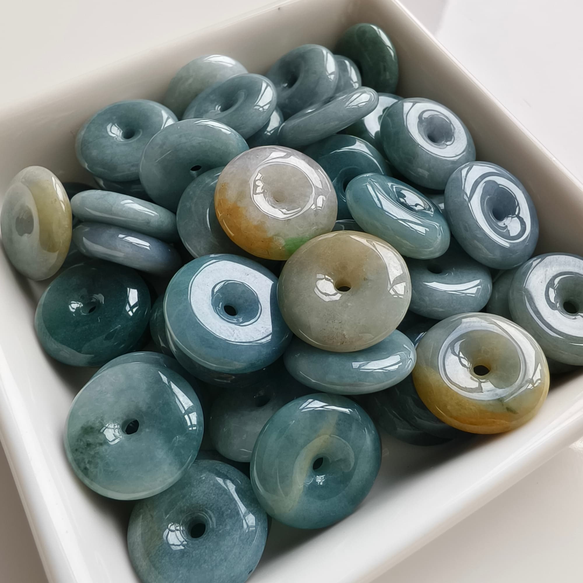 DDP 5pcs 15.5-16mm Natural Type A Blue Yellow Guatemalan Jadeite Safety Buckle Beads