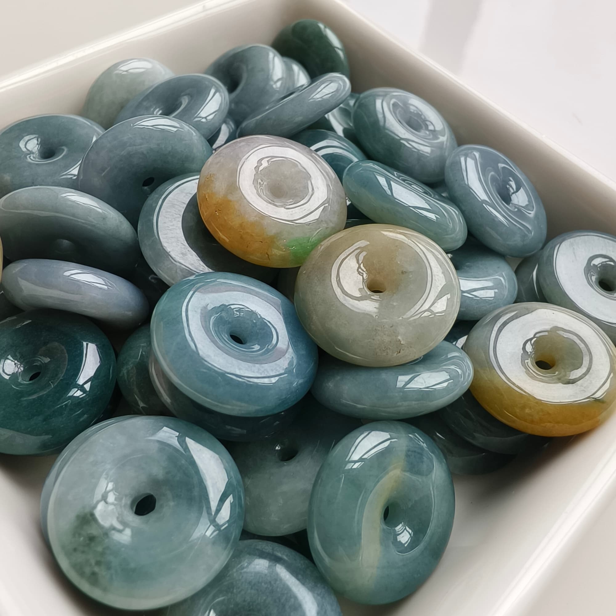 DDP 5pcs 15.5-16mm Natural Type A Blue Yellow Guatemalan Jadeite Safety Buckle Beads