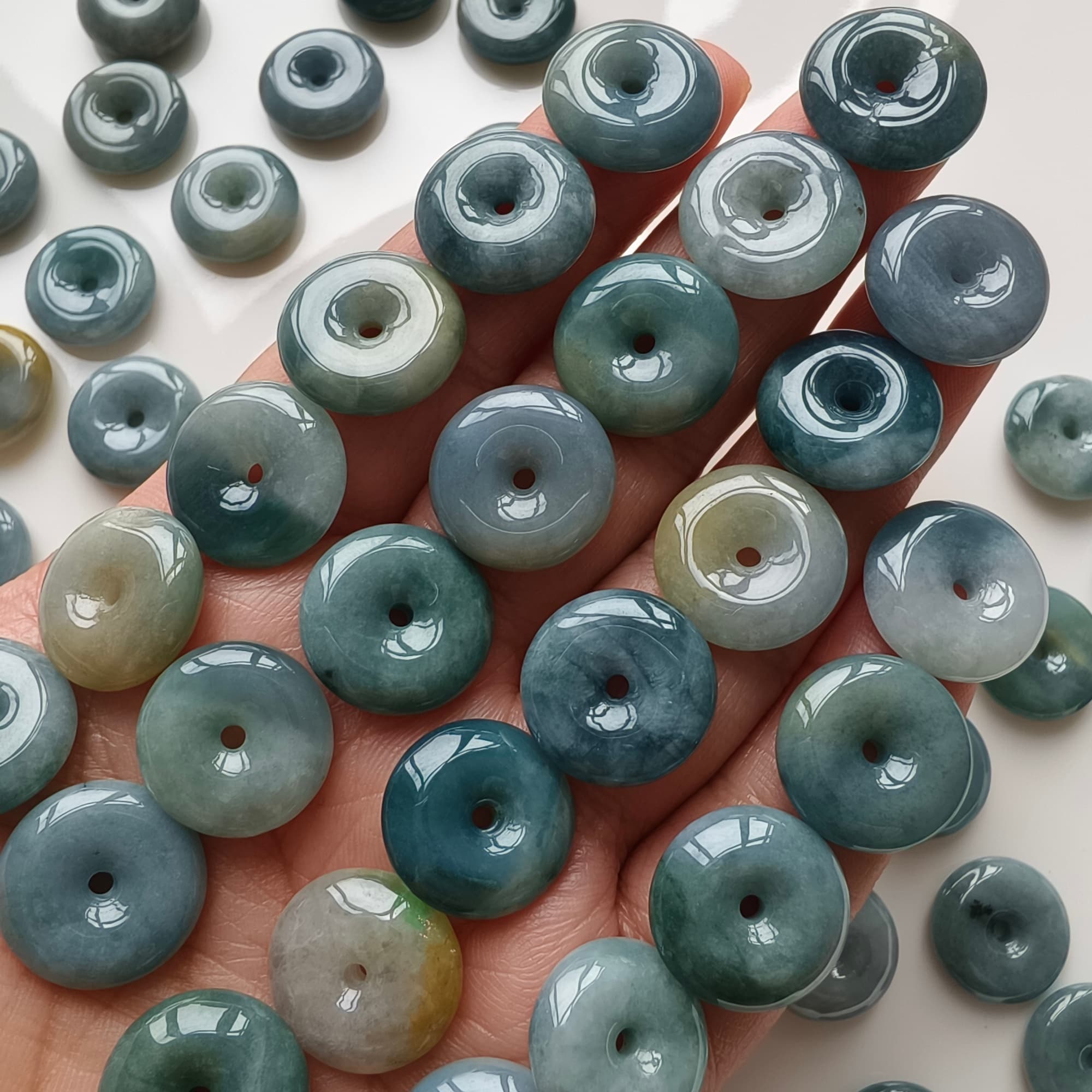 DDP 5pcs 15.5-16mm Natural Type A Blue Yellow Guatemalan Jadeite Safety Buckle Beads