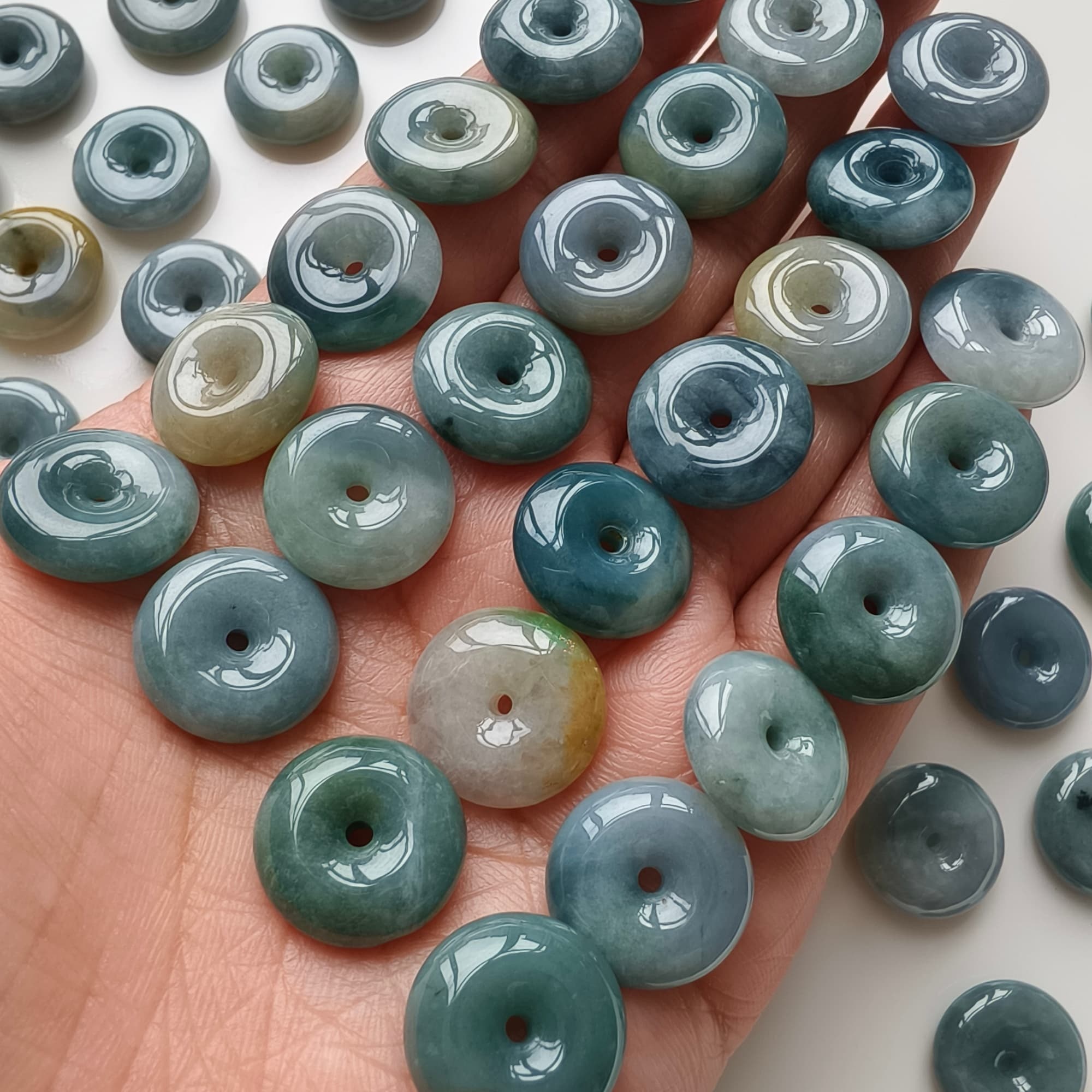 DDP 5pcs 15.5-16mm Natural Type A Blue Yellow Guatemalan Jadeite Safety Buckle Beads