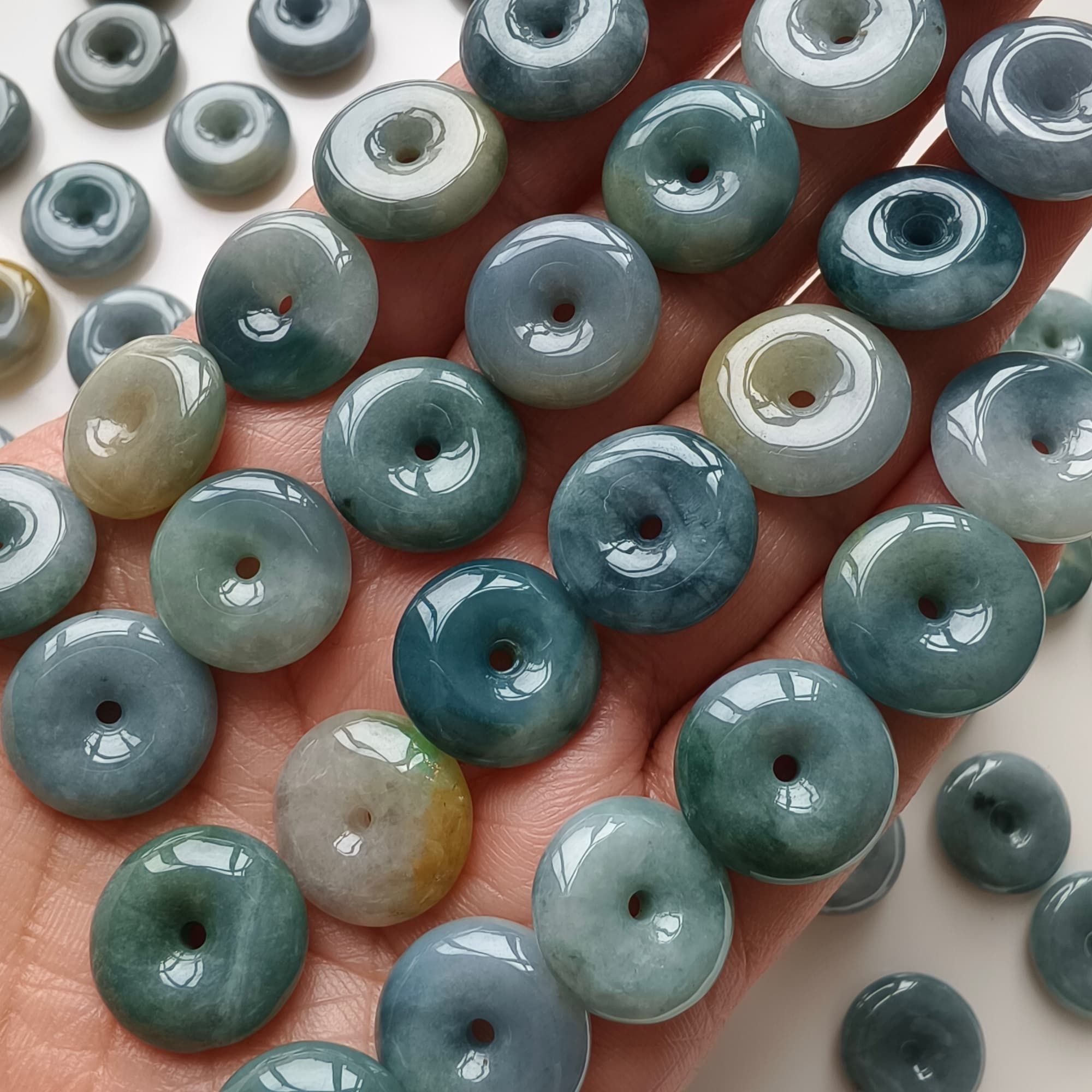 DDP 5pcs 15.5-16mm Natural Type A Blue Yellow Guatemalan Jadeite Safety Buckle Beads