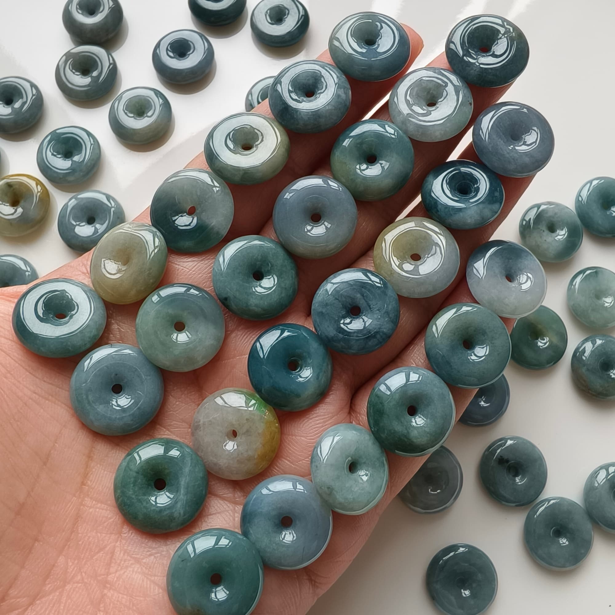 DDP 5pcs 15.5-16mm Natural Type A Blue Yellow Guatemalan Jadeite Safety Buckle Beads