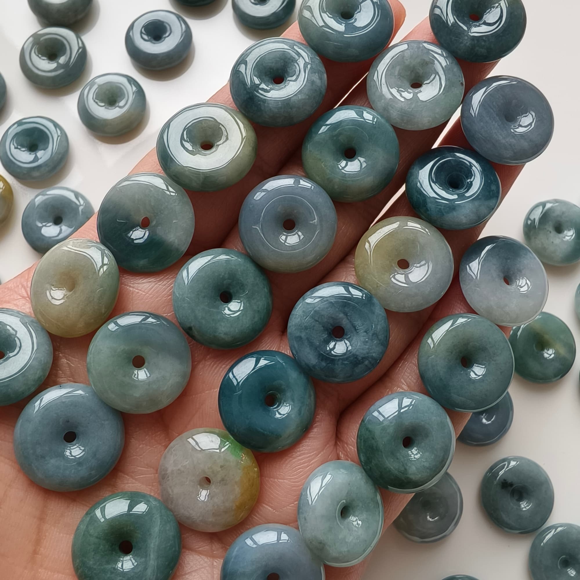 DDP 5pcs 15.5-16mm Natural Type A Blue Yellow Guatemalan Jadeite Safety Buckle Beads