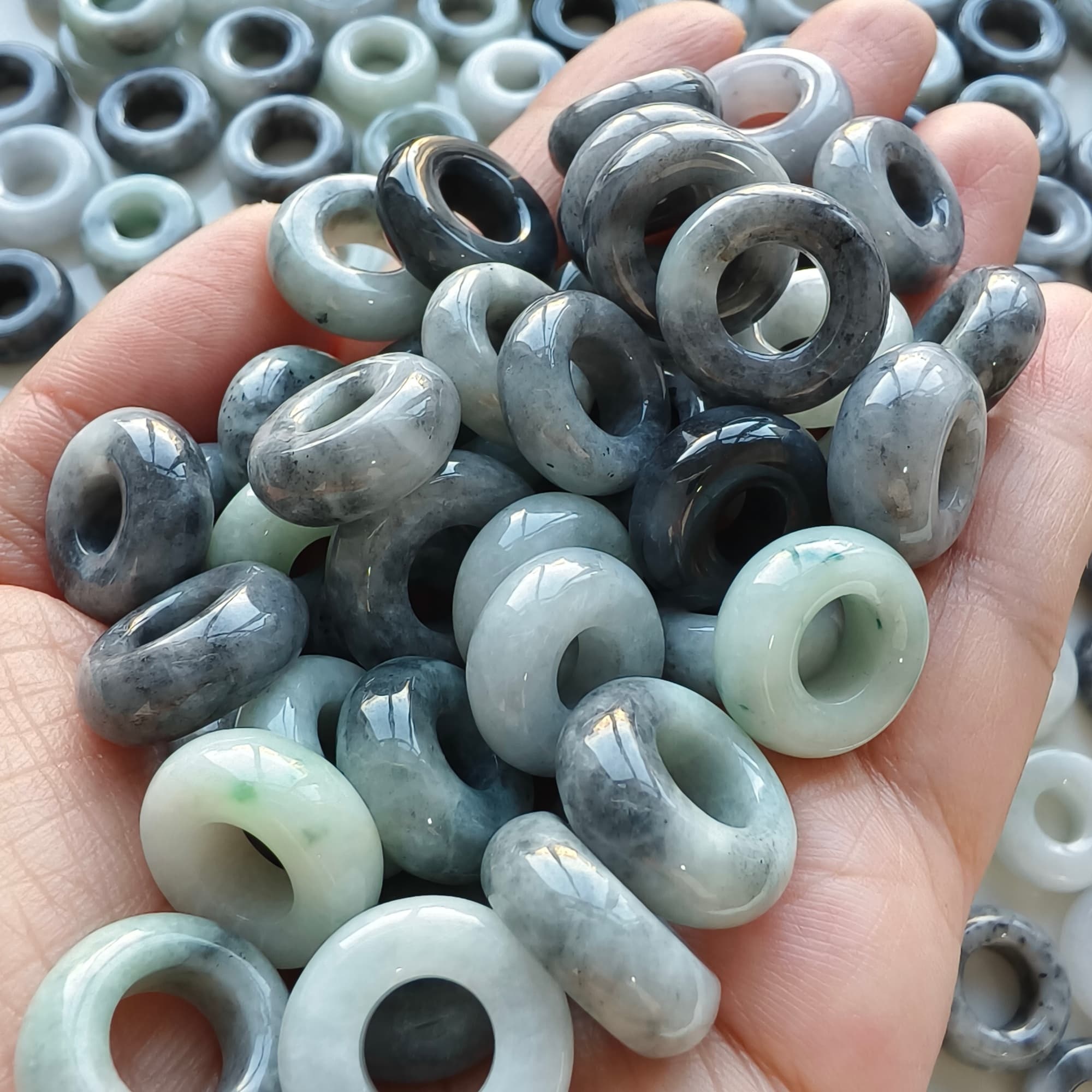DDP 5pcs 14.5-17mm Natural Type A Untreated Black Chicken Species Green White Burmese Jadeite Donut And Ring Beads