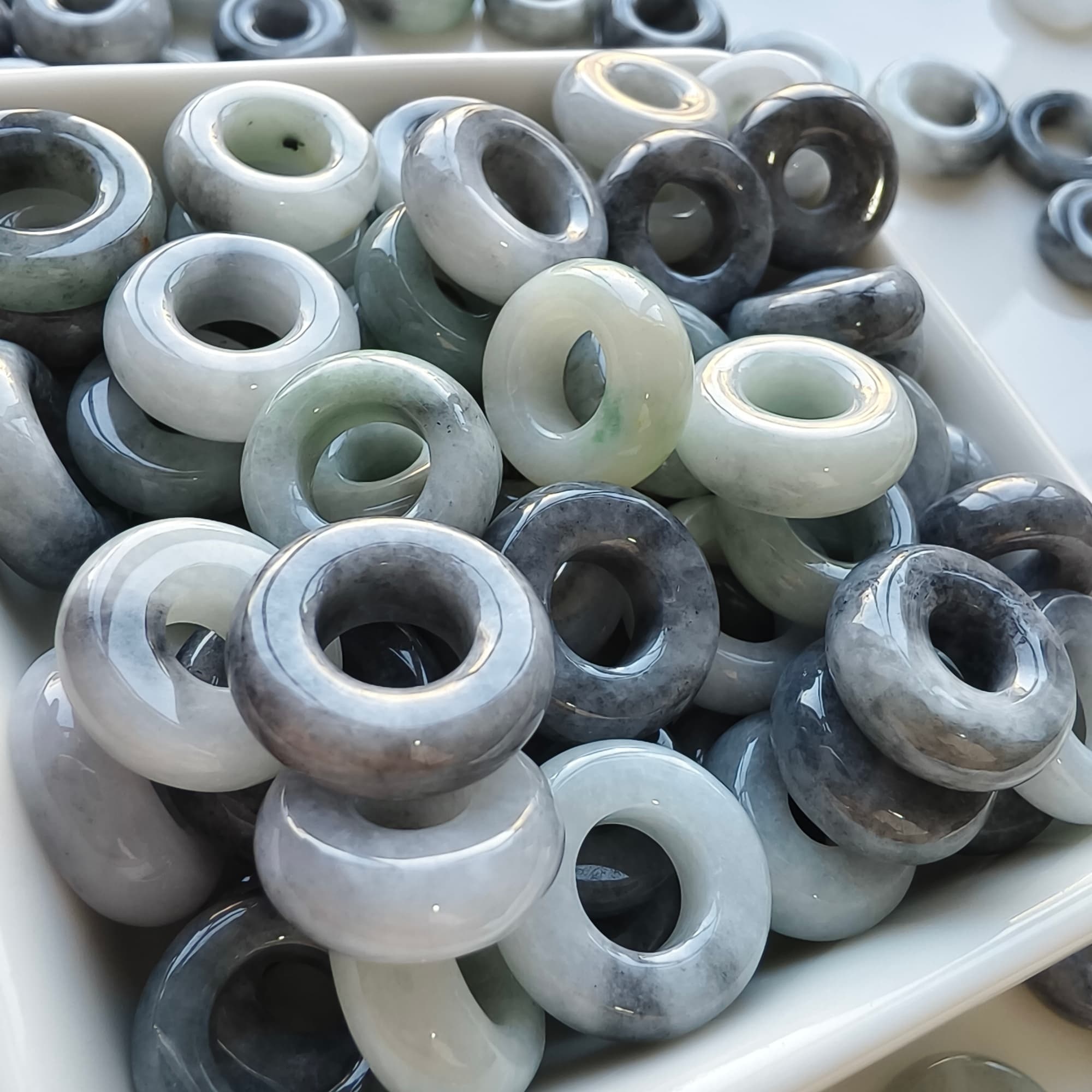DDP 5pcs 14.5-17mm Natural Type A Untreated Black Chicken Species Green White Burmese Jadeite Donut And Ring Beads