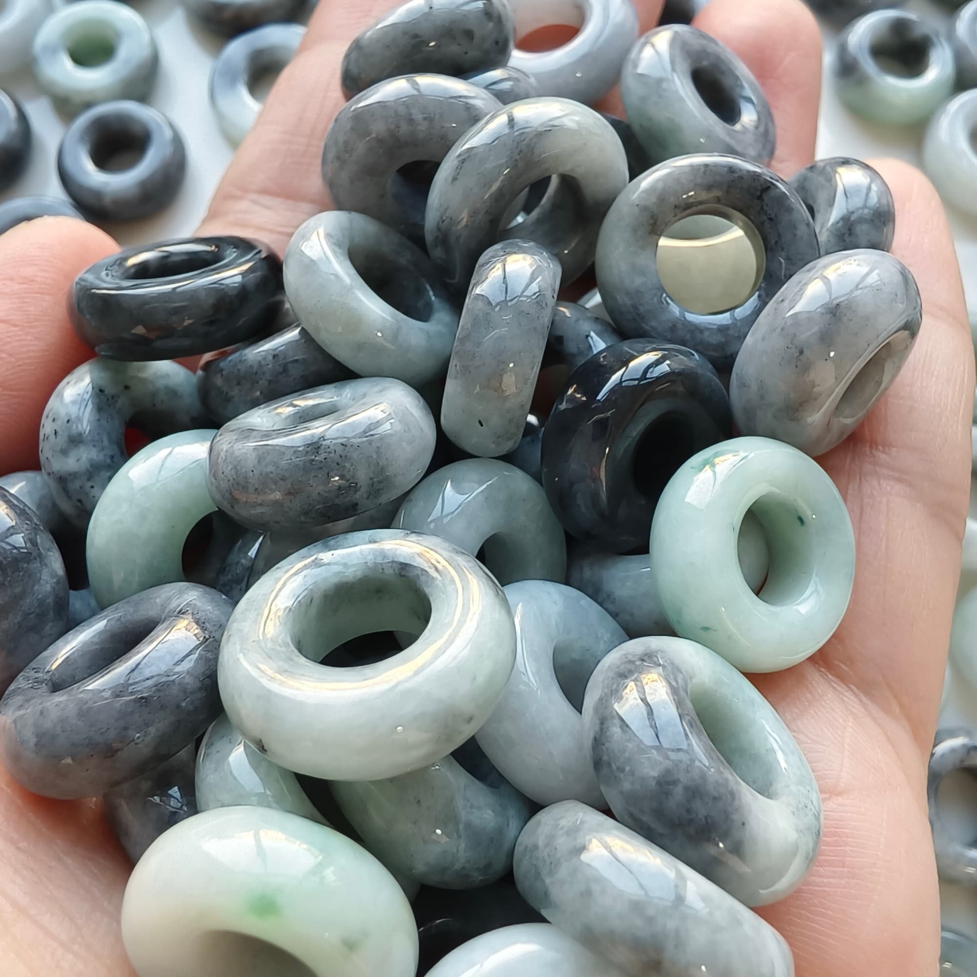 DDP 5pcs 14.5-17mm Natural Type A Untreated Black Chicken Species Green White Burmese Jadeite Donut And Ring Beads