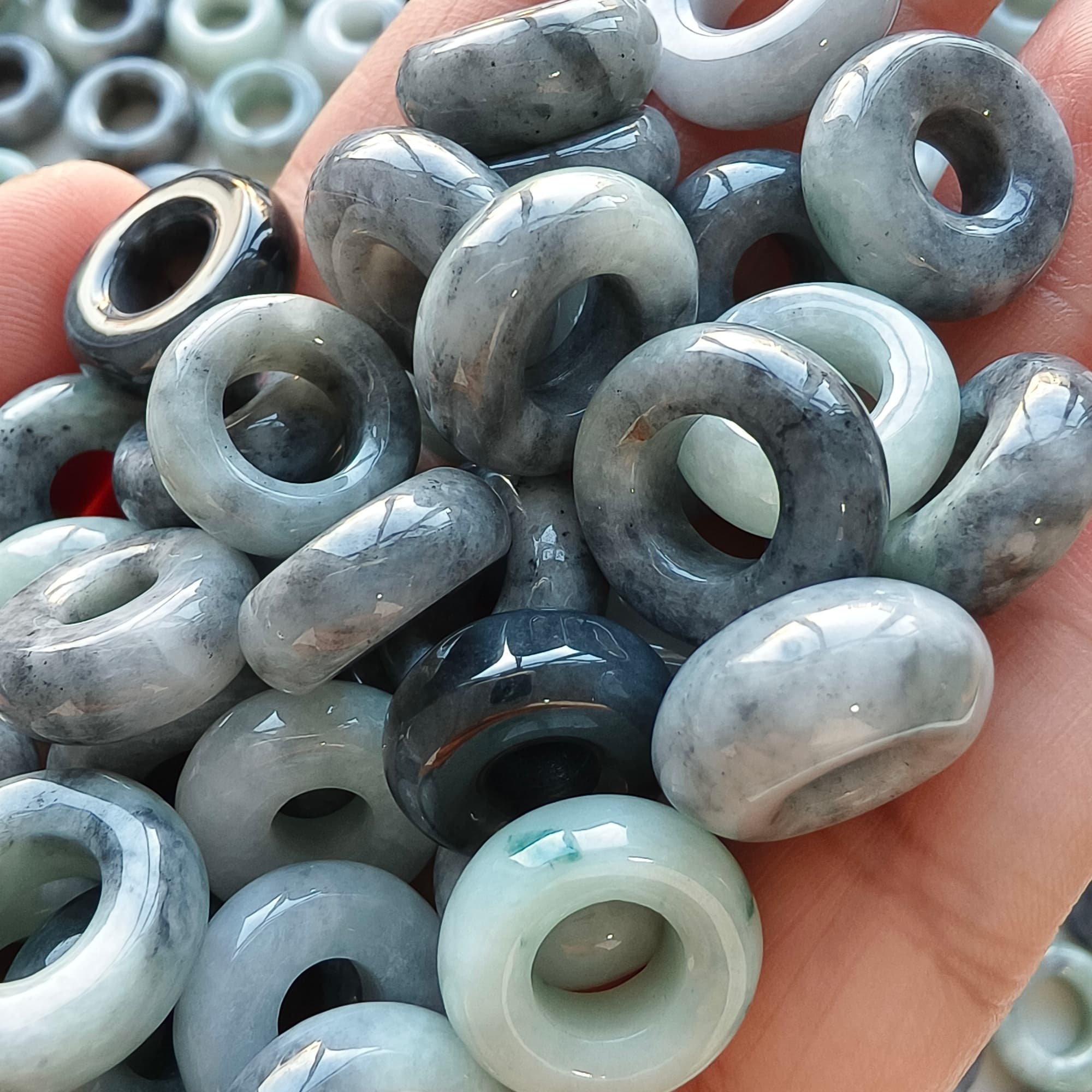 DDP 5pcs 14.5-17mm Natural Type A Untreated Black Chicken Species Green White Burmese Jadeite Donut And Ring Beads