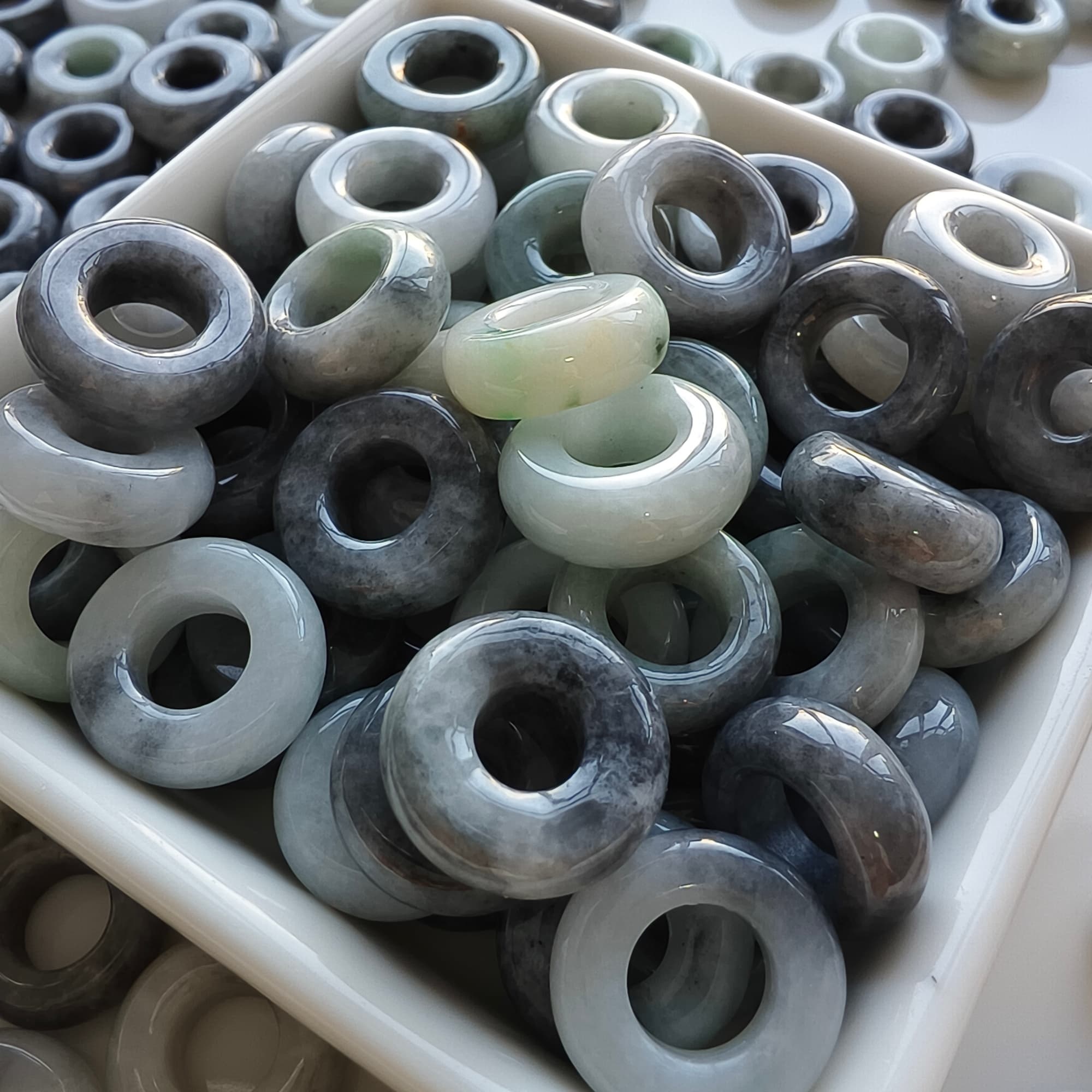 DDP 5pcs 14.5-17mm Natural Type A Untreated Black Chicken Species Green White Burmese Jadeite Donut And Ring Beads