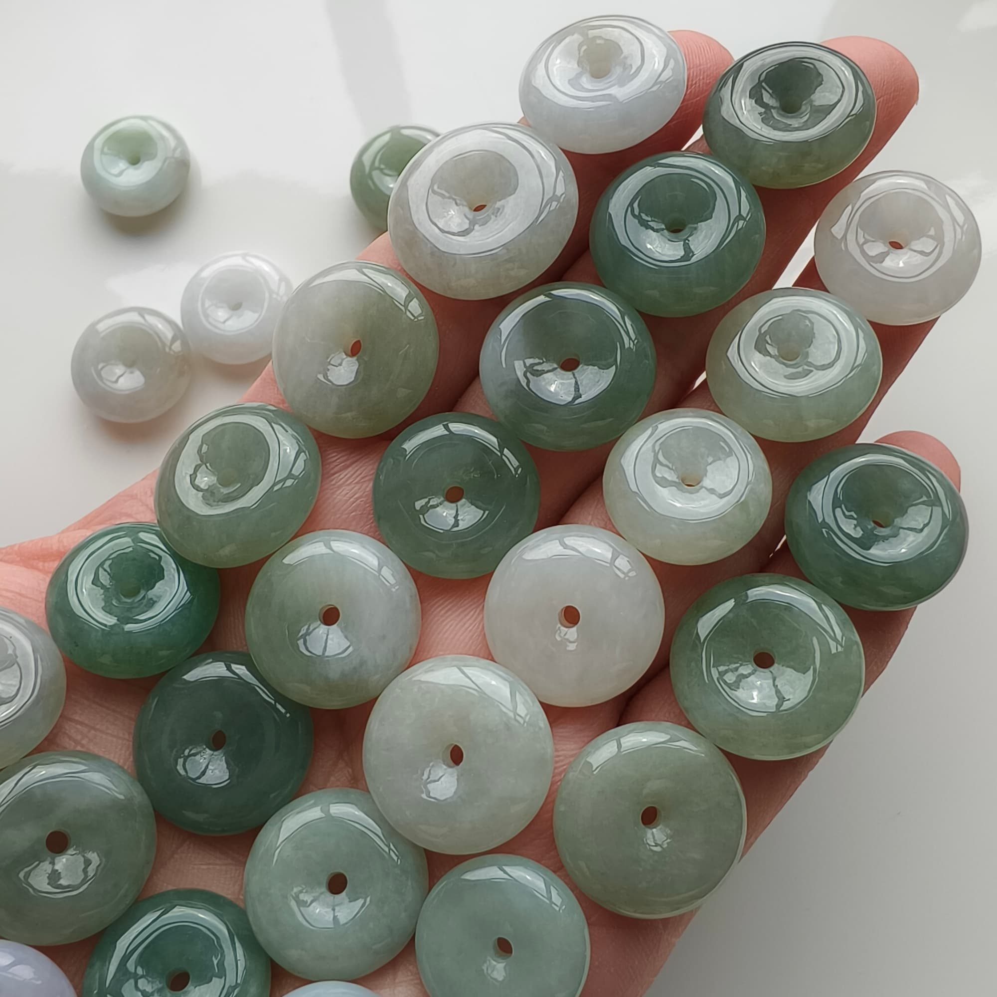DDP 5pcs 16.5-18mm Natural Type A Untreated Icy Oil Green White Burmese Jadeite Safety Buckle Beads
