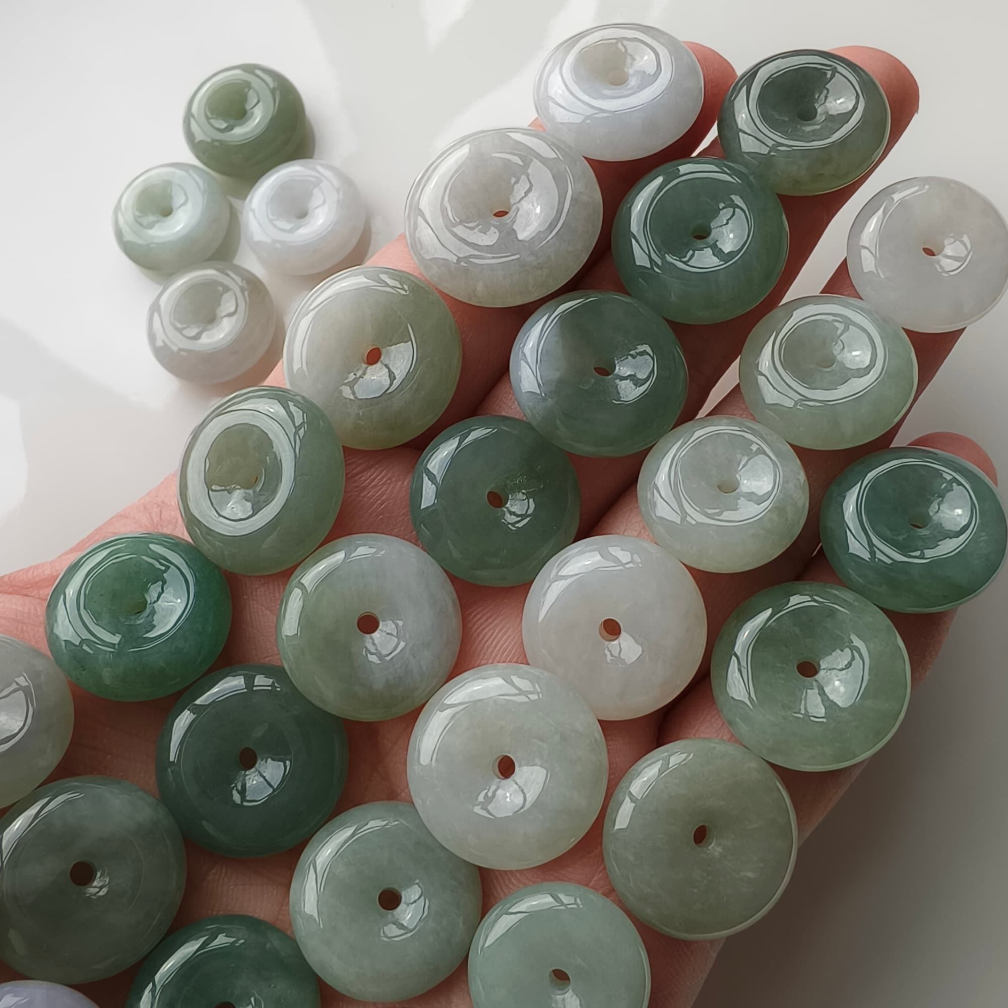 DDP 5pcs 16.5-18mm Natural Type A Untreated Icy Oil Green White Burmese Jadeite Safety Buckle Beads