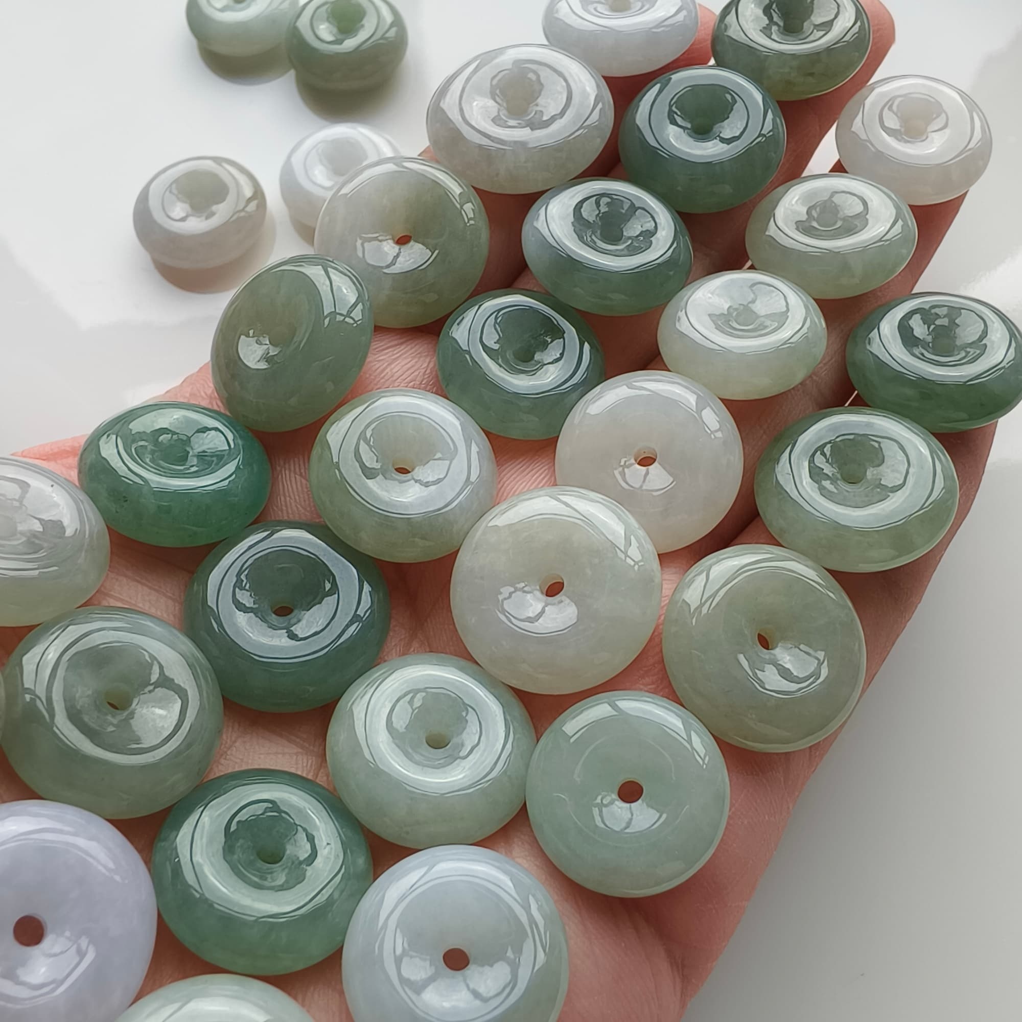 DDP 5pcs 16.5-18mm Natural Type A Untreated Icy Oil Green White Burmese Jadeite Safety Buckle Beads