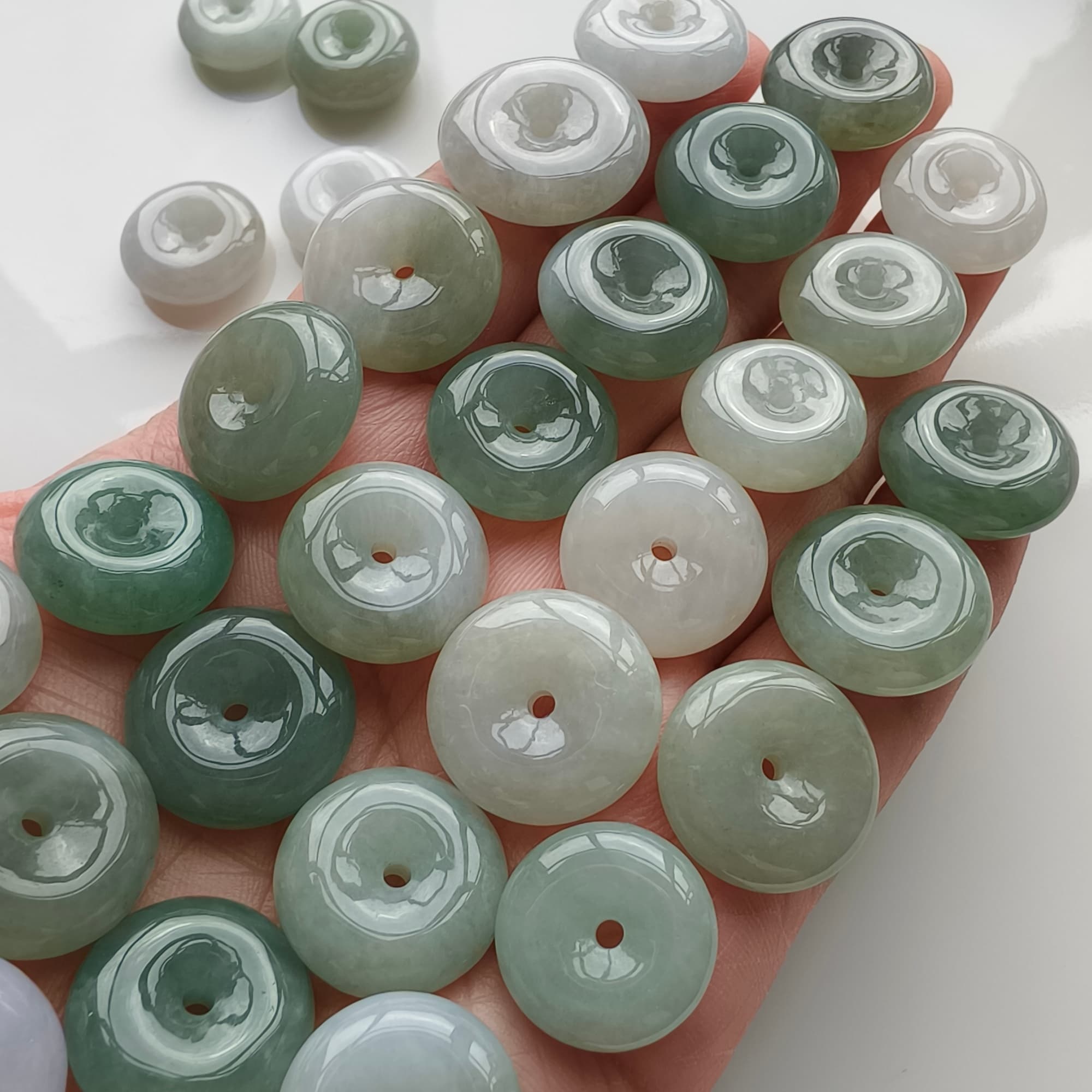 DDP 5pcs 16.5-18mm Natural Type A Untreated Icy Oil Green White Burmese Jadeite Safety Buckle Beads