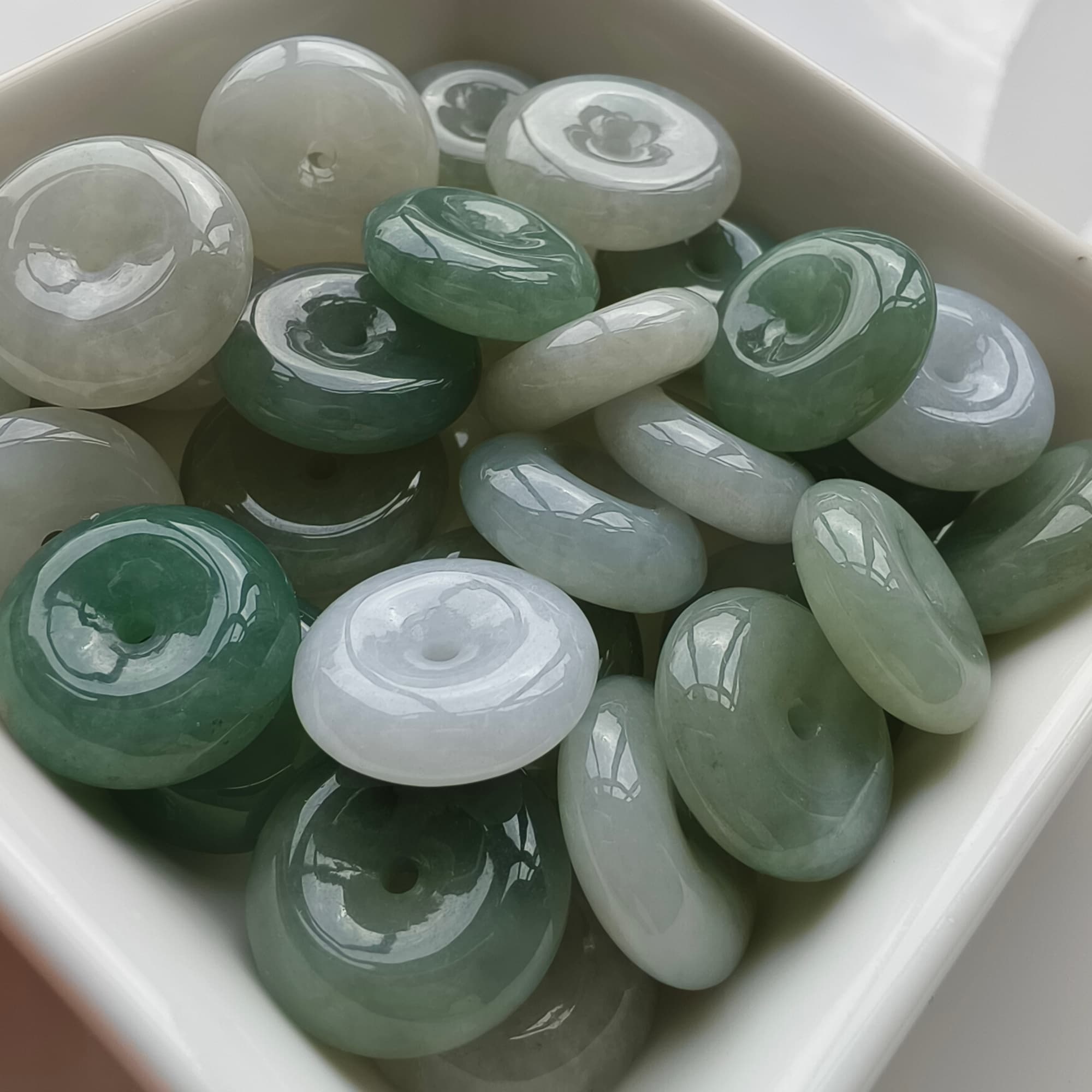 DDP 5pcs 16.5-18mm Natural Type A Untreated Icy Oil Green White Burmese Jadeite Safety Buckle Beads