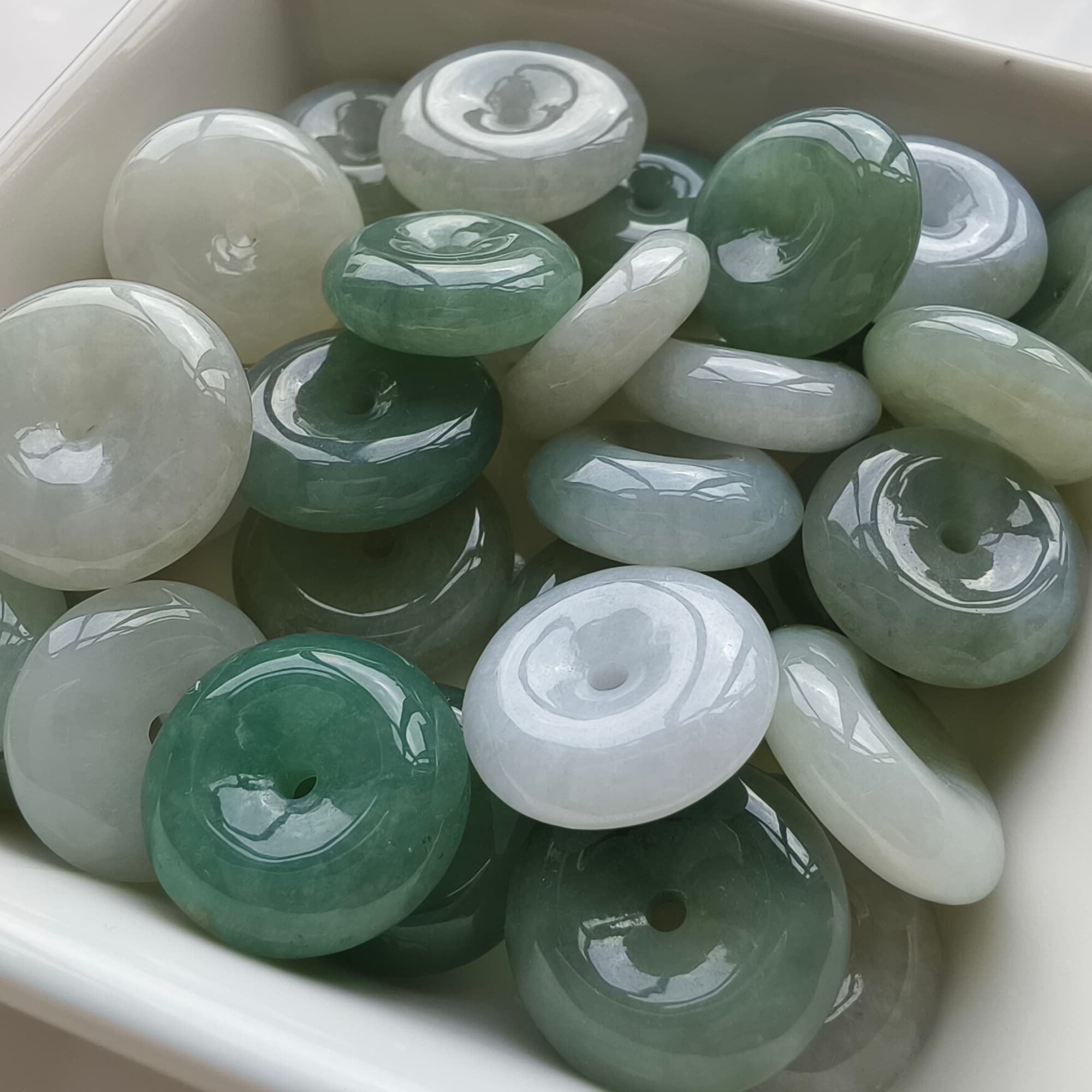 DDP 5pcs 16.5-18mm Natural Type A Untreated Icy Oil Green White Burmese Jadeite Safety Buckle Beads