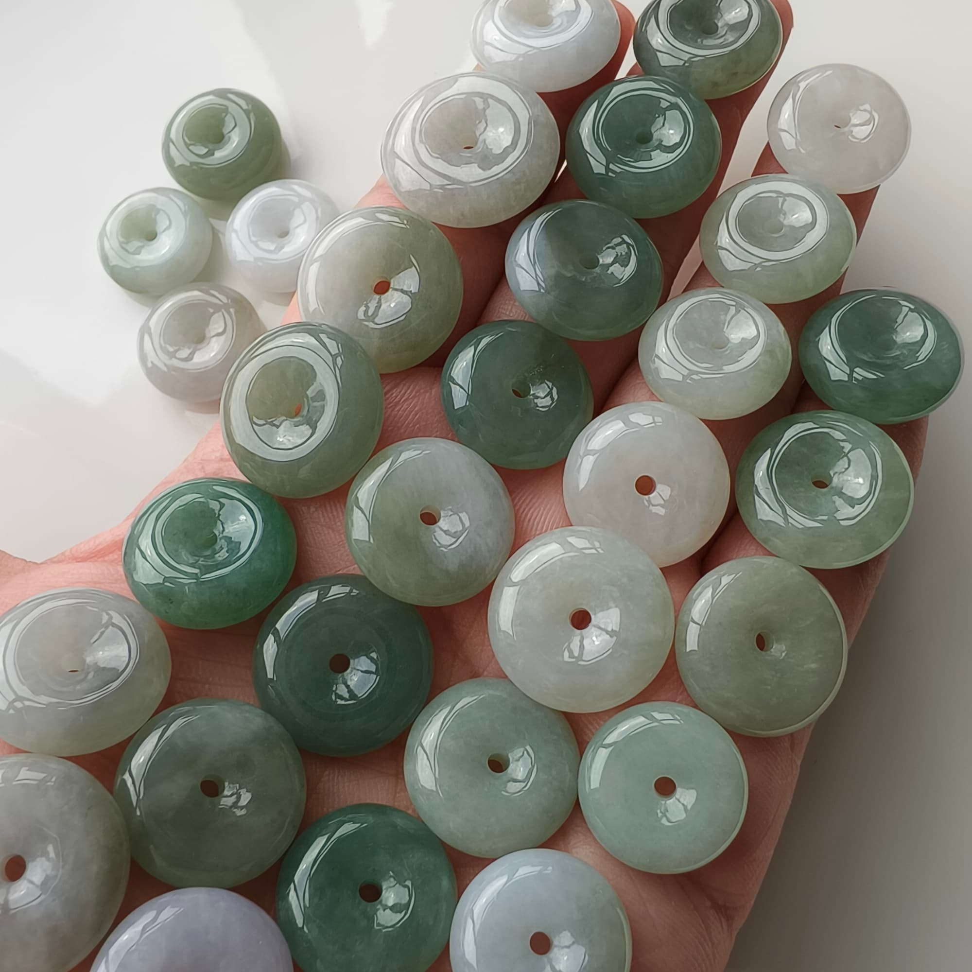 DDP 5pcs 16.5-18mm Natural Type A Untreated Icy Oil Green White Burmese Jadeite Safety Buckle Beads