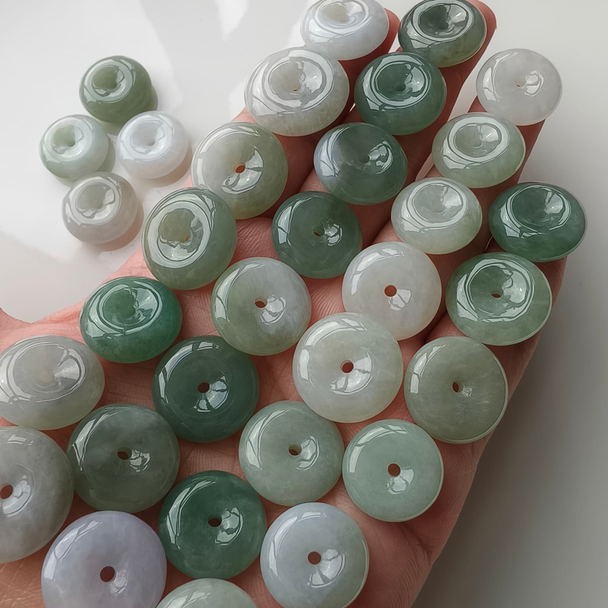DDP 5pcs 16.5-18mm Natural Type A Untreated Icy Oil Green White Burmese Jadeite Safety Buckle Beads
