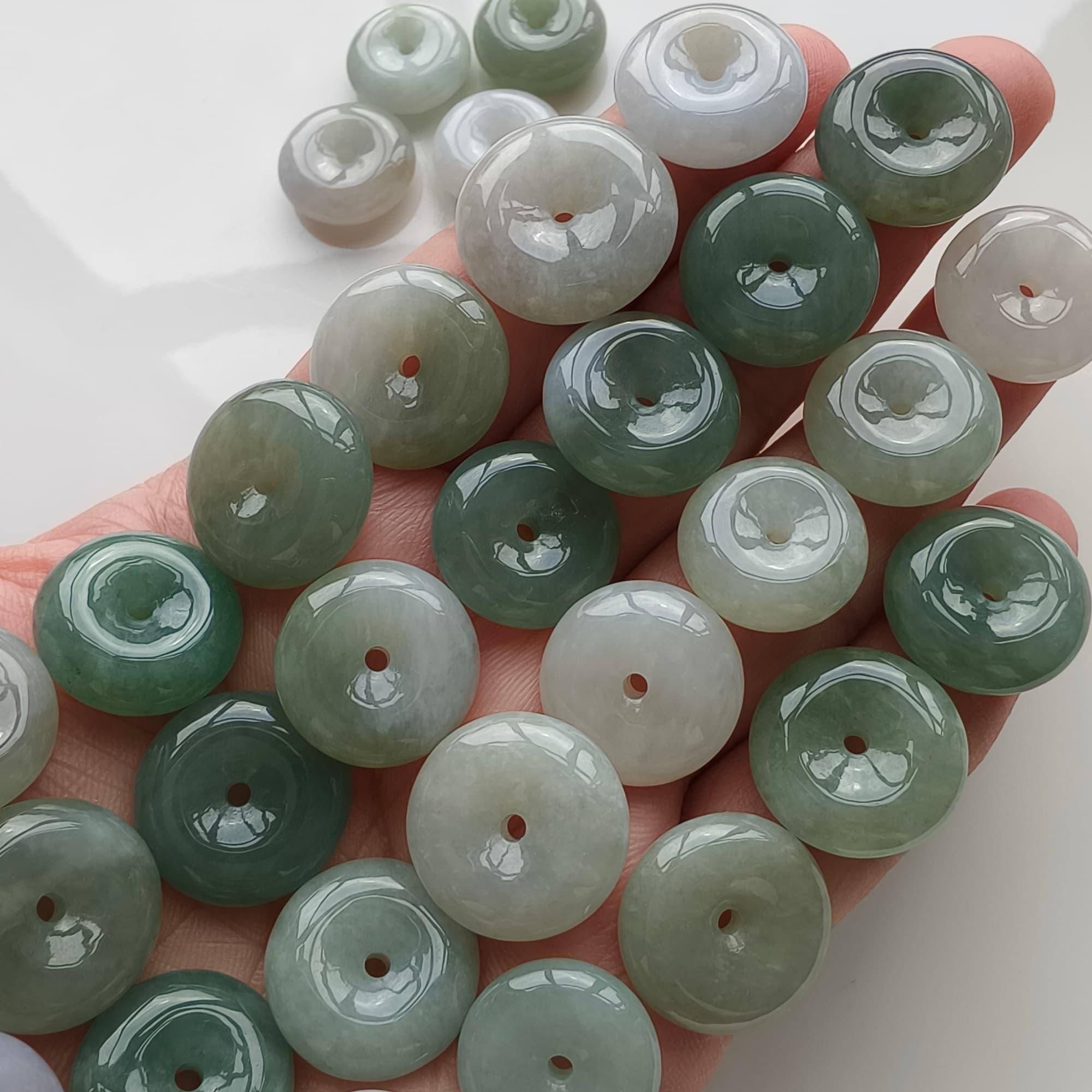 DDP 5pcs 16.5-18mm Natural Type A Untreated Icy Oil Green White Burmese Jadeite Safety Buckle Beads