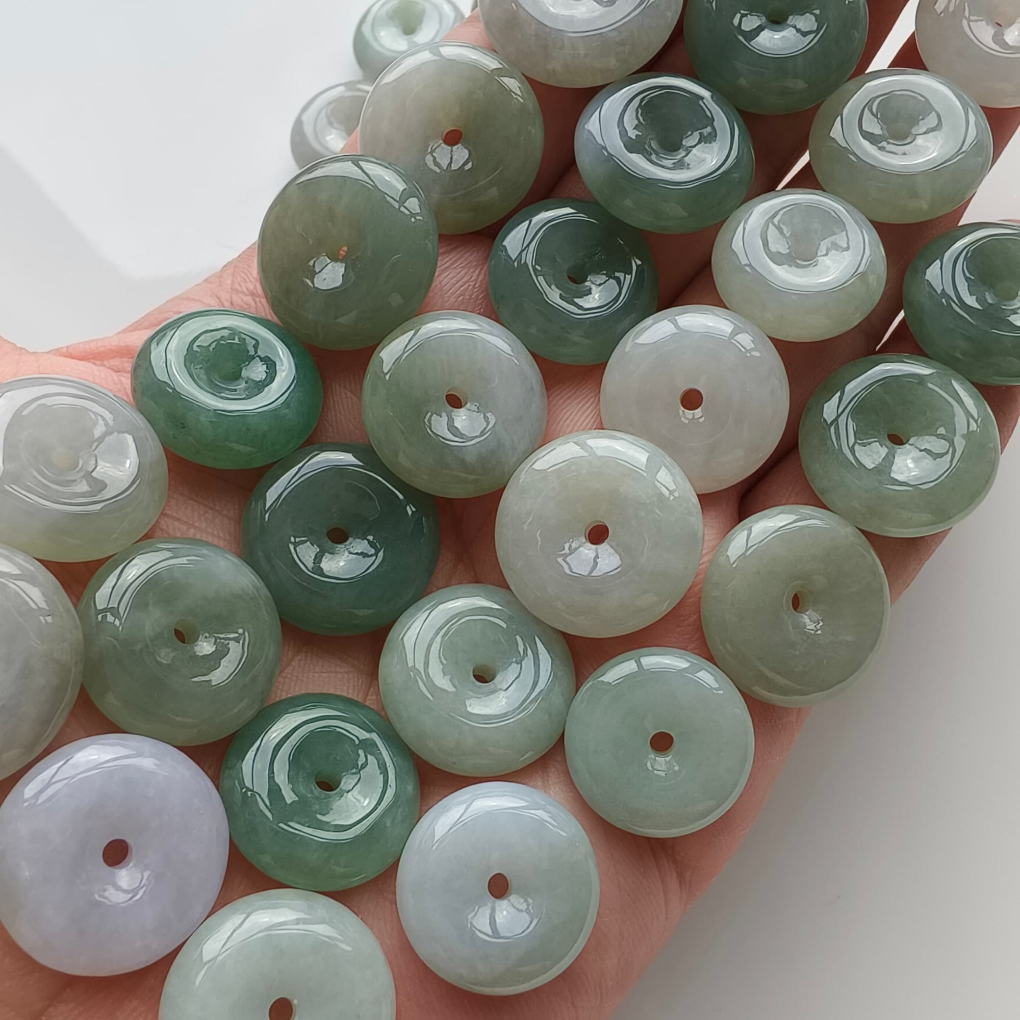 DDP 5pcs 16.5-18mm Natural Type A Untreated Icy Oil Green White Burmese Jadeite Safety Buckle Beads