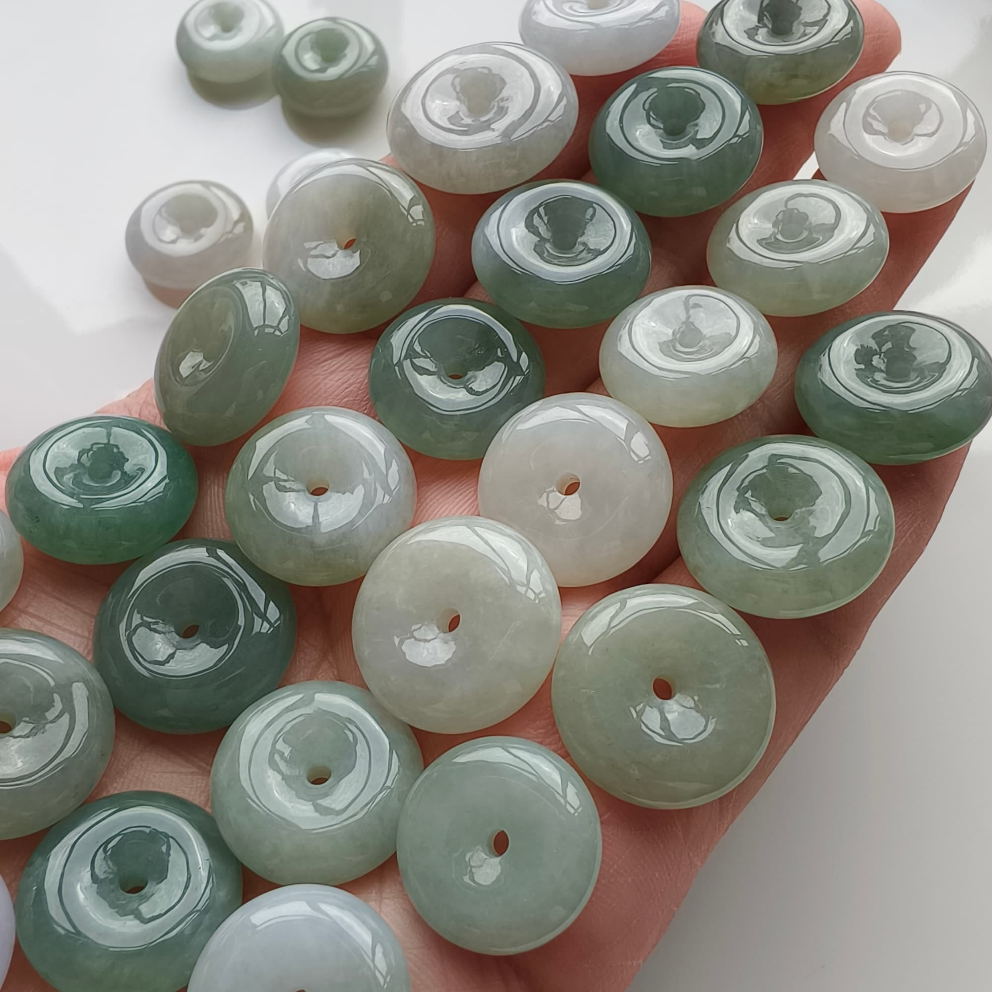 DDP 5pcs 16.5-18mm Natural Type A Untreated Icy Oil Green White Burmese Jadeite Safety Buckle Beads